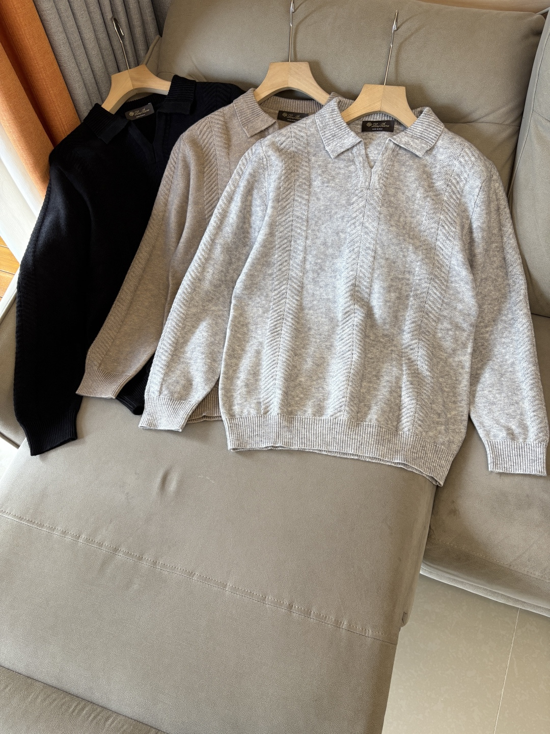 NO:610401,The 'Time-consuming King' diamond jacquard design selects ultra-fine high-quality yarns for the lapel short-sleeved men's collection. The 'Time-consuming King' round neck is a luxurious craftsmanship that touches the skin. The diamond-shaped hollow jacquard is made with ingenuity. The three-dimensional diamond-shaped jacquard that took several months to carve creates an architectural aesthetic texture between the warp and weft.  The simple lapel outlines neat lines, and the short-sleeved tailoring is suitable for many scenes - when layered with a suit in a business meeting, it looks elegant, or when worn alone in leisure time, it shows the gentleman's taste. The collection style will never fade. The details are testimony to the quality. Precision lathes ensure that the seams are smooth and the bone reinforcement is durable and not deformed; the collar thread has been washed and tested, and it still looks like new after long-term wear. Every detail is a testimony of 'time-consuming'. Size M-XXXL,, T-shirt, business  suit,alexander wang19860909耗时王”菱形提花设计甄选超细优质纱线翻领短袖男士典藏款「耗时王」圆领奢雅工艺,触肤即高阶. 匠心底蕴菱形镂空提花 耗时数月雕琢的立体菱形提花,经纬间织就建筑美学肌理,光影穿透时显隐交错,举手投足尽展低调奢华. 经典型格翻领短袖设计 简约翻领勾勒利落线条,短袖剪裁适配多场景——商务会晤时叠搭西装显儒雅,休闲时光单穿流露绅士品味,典藏款型永不褪色. 细节至臻品质见证 精密车工确保接缝平整,骨位加固耐穿不变形；领口螺纹经水洗测试,久穿仍挺括如新,每一处细节皆为「耗时」证言. 码数M-XXXL,,T-shirt,business suit,alexander wang,Men's clothing