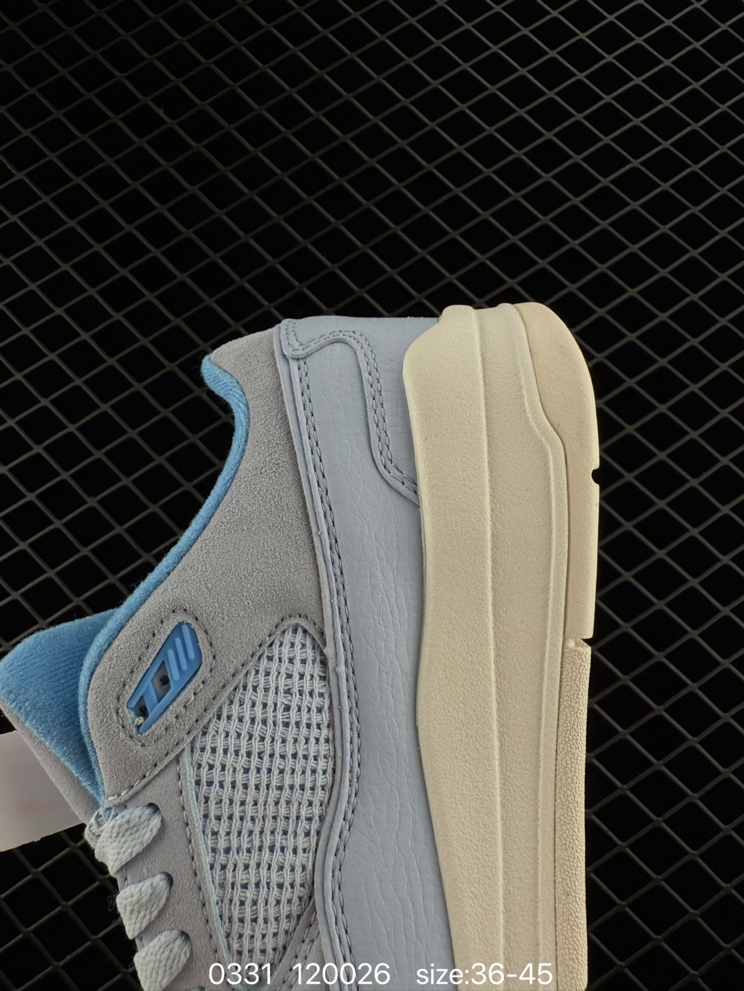 💰230
耐克 NIKE 乔丹 JORDAN FLIGHT COURT 时尚休闲 防滑耐磨 低帮运动鞋 复古篮球鞋 男女同款 Jordan「新鞋型」又来了!新配色曝光!滑板与篮球的有机结合,使得鞋款呈现不一样的风味。这款鞋集风格与性能于一身,体现了Jordan品牌的高端特色。其流畅设计、配色、高质量材料和标志性Jumpman标志,不仅提升了运动表现,还确保了舒适度和耐用性,是篮球运动员和时尚爱好者的理想选择。鞋底的设计不仅好看,走路也超舒服,无论是运动还是日常出街都适配。我愿称它为近期最爱的战靴,有了它出街回头率满满,谁穿谁好看!#flightcourt #潮鞋推荐 #是一眼就让人心动的鞋子 #一眼沦陷的好鞋 #质感不错的AJ分享
货号: HF3255
尺码: 36-45
编码: 120026