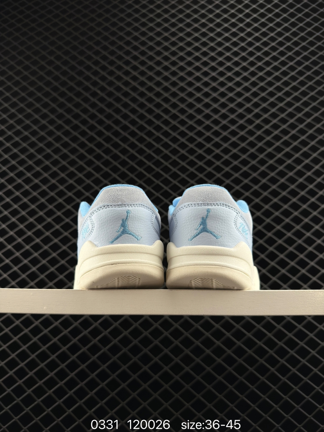 💰230
耐克 NIKE 乔丹 JORDAN FLIGHT COURT 时尚休闲 防滑耐磨 低帮运动鞋 复古篮球鞋 男女同款 Jordan「新鞋型」又来了!新配色曝光!滑板与篮球的有机结合,使得鞋款呈现不一样的风味。这款鞋集风格与性能于一身,体现了Jordan品牌的高端特色。其流畅设计、配色、高质量材料和标志性Jumpman标志,不仅提升了运动表现,还确保了舒适度和耐用性,是篮球运动员和时尚爱好者的理想选择。鞋底的设计不仅好看,走路也超舒服,无论是运动还是日常出街都适配。我愿称它为近期最爱的战靴,有了它出街回头率满满,谁穿谁好看!#flightcourt #潮鞋推荐 #是一眼就让人心动的鞋子 #一眼沦陷的好鞋 #质感不错的AJ分享
货号: HF3255
尺码: 36-45
编码: 120026