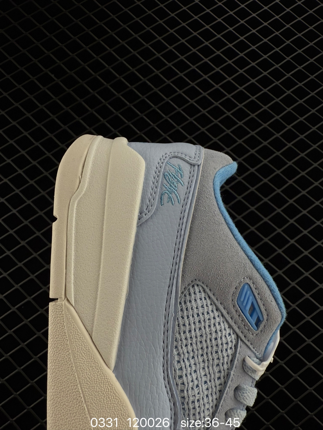 💰230
耐克 NIKE 乔丹 JORDAN FLIGHT COURT 时尚休闲 防滑耐磨 低帮运动鞋 复古篮球鞋 男女同款 Jordan「新鞋型」又来了!新配色曝光!滑板与篮球的有机结合,使得鞋款呈现不一样的风味。这款鞋集风格与性能于一身,体现了Jordan品牌的高端特色。其流畅设计、配色、高质量材料和标志性Jumpman标志,不仅提升了运动表现,还确保了舒适度和耐用性,是篮球运动员和时尚爱好者的理想选择。鞋底的设计不仅好看,走路也超舒服,无论是运动还是日常出街都适配。我愿称它为近期最爱的战靴,有了它出街回头率满满,谁穿谁好看!#flightcourt #潮鞋推荐 #是一眼就让人心动的鞋子 #一眼沦陷的好鞋 #质感不错的AJ分享
货号: HF3255
尺码: 36-45
编码: 120026