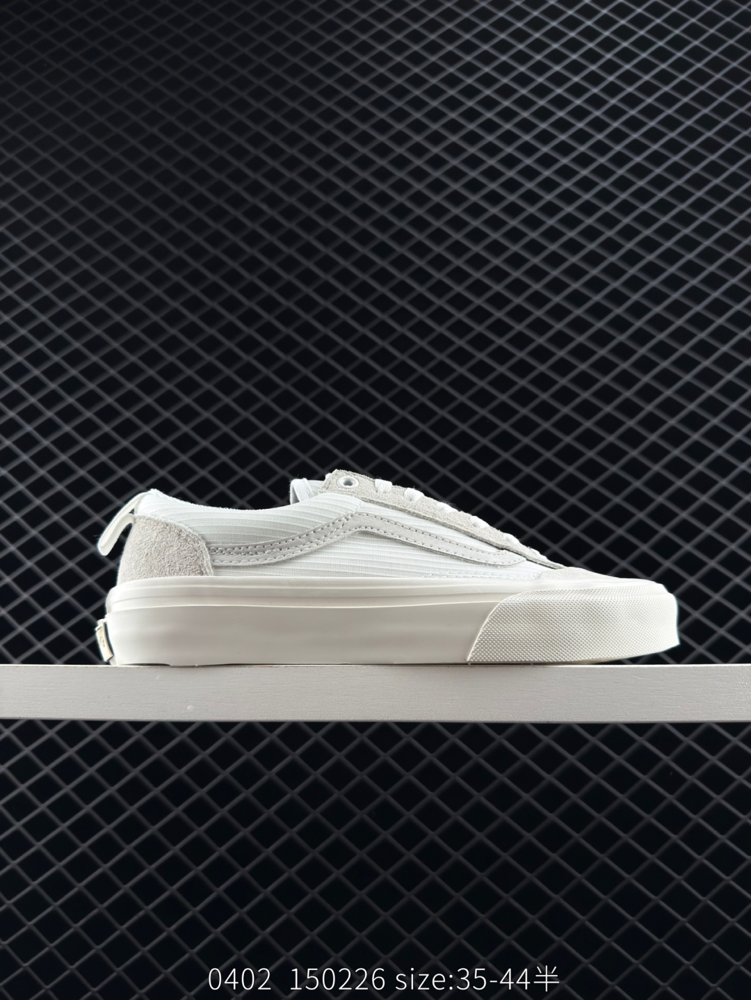 💰255 小红书推荐榜第一名 !神仙百搭配色! Vans Style 36 Decon Surf 万斯 奥利奥米灰黑 半月包头 低帮硫化帆布鞋 Vans推出这款以半月包头为蓝本,米白为主体色,辅以黑色流线标的新款,鞋后跟带有罕见的刺绣,一经曝光便引发哄抢,在这个春季,当真是百搭的不二选择! 官方货号 VN0A3MVLXGL Size:35 36 36.5 37 38 38.5 39 40 40.5 41 42 42.5 43 44 编码:150226
