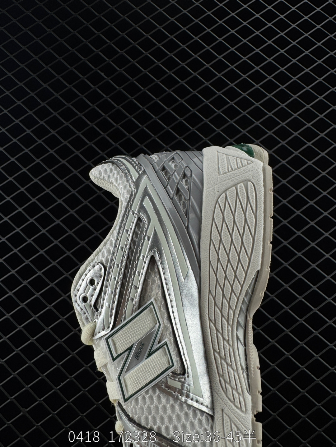 💰240
New Balance NB1906复古单品
#近两年来,要说人气最高的球鞋品牌相信 New Balance 一定是其中之一。无论是重磅联名,还是亮眼配色,都有着超高的人气,市价也一度居高不下。全新的 New Balance 1906R 实力上线。整体视觉效果饱含科技感。鞋身以大面积网眼材质包裹,搭配上皮革补强,既保证了透气性,又有着不错的质感。搭载这 N-ERGY 缓震科技和厚实的 Ortholite 鞋垫,保证了 New Balance 一如既往的舒适
货号:M1906RER
尺码:36 37 37.5 38 38.5 39.5 40 40.5 41.5 42 42.5 43 44 45
编码172328 Size:36~45半