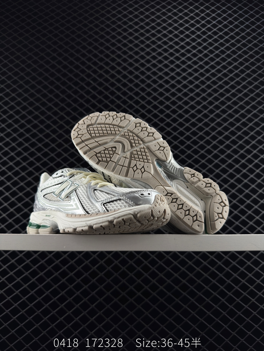💰240
New Balance NB1906复古单品
#近两年来,要说人气最高的球鞋品牌相信 New Balance 一定是其中之一。无论是重磅联名,还是亮眼配色,都有着超高的人气,市价也一度居高不下。全新的 New Balance 1906R 实力上线。整体视觉效果饱含科技感。鞋身以大面积网眼材质包裹,搭配上皮革补强,既保证了透气性,又有着不错的质感。搭载这 N-ERGY 缓震科技和厚实的 Ortholite 鞋垫,保证了 New Balance 一如既往的舒适
货号:M1906RER
尺码:36 37 37.5 38 38.5 39.5 40 40.5 41.5 42 42.5 43 44 45
编码172328 Size:36~45半