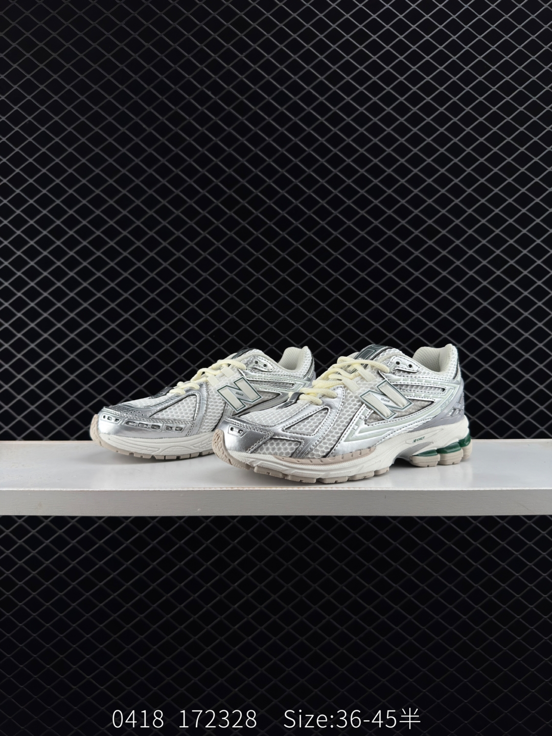 💰240
New Balance NB1906复古单品
#近两年来,要说人气最高的球鞋品牌相信 New Balance 一定是其中之一。无论是重磅联名,还是亮眼配色,都有着超高的人气,市价也一度居高不下。全新的 New Balance 1906R 实力上线。整体视觉效果饱含科技感。鞋身以大面积网眼材质包裹,搭配上皮革补强,既保证了透气性,又有着不错的质感。搭载这 N-ERGY 缓震科技和厚实的 Ortholite 鞋垫,保证了 New Balance 一如既往的舒适
货号:M1906RER
尺码:36 37 37.5 38 38.5 39.5 40 40.5 41.5 42 42.5 43 44 45
编码172328 Size:36~45半