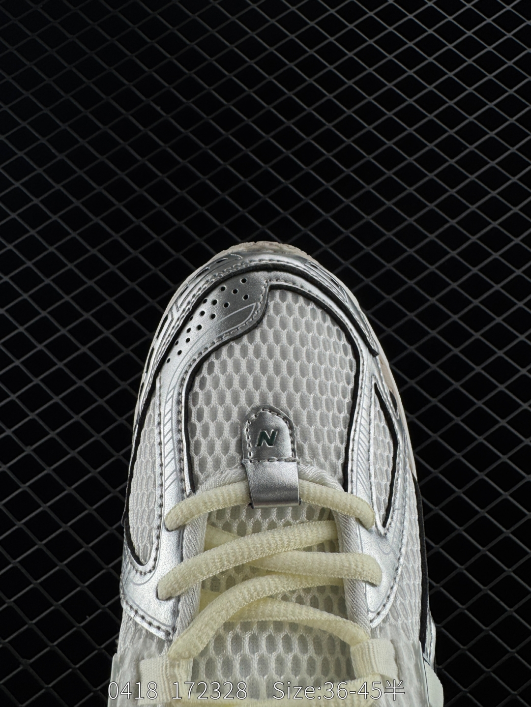💰240
New Balance NB1906复古单品
#近两年来,要说人气最高的球鞋品牌相信 New Balance 一定是其中之一。无论是重磅联名,还是亮眼配色,都有着超高的人气,市价也一度居高不下。全新的 New Balance 1906R 实力上线。整体视觉效果饱含科技感。鞋身以大面积网眼材质包裹,搭配上皮革补强,既保证了透气性,又有着不错的质感。搭载这 N-ERGY 缓震科技和厚实的 Ortholite 鞋垫,保证了 New Balance 一如既往的舒适
货号:M1906RER
尺码:36 37 37.5 38 38.5 39.5 40 40.5 41.5 42 42.5 43 44 45
编码172328 Size:36~45半