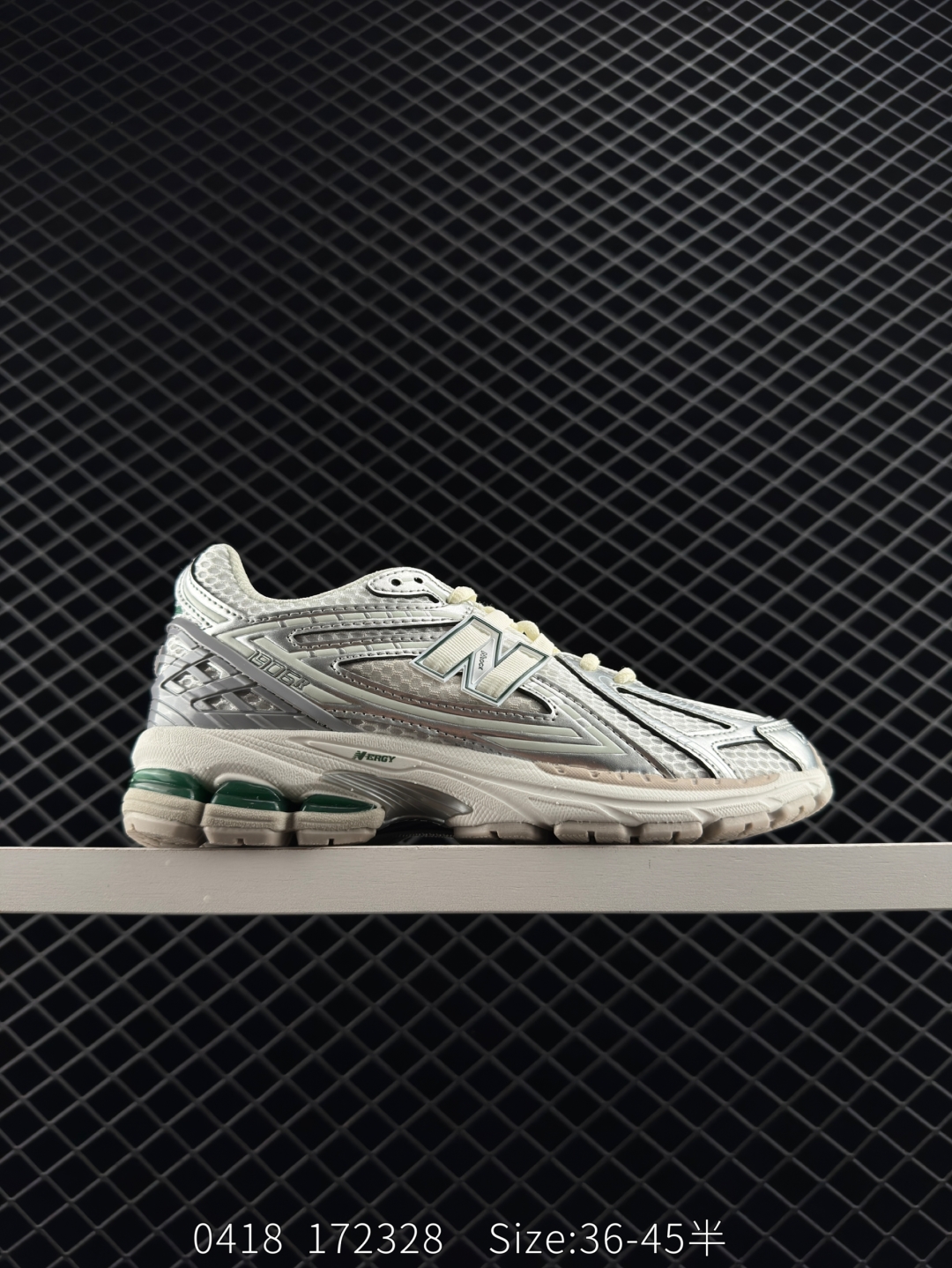 💰240
New Balance NB1906复古单品
#近两年来,要说人气最高的球鞋品牌相信 New Balance 一定是其中之一。无论是重磅联名,还是亮眼配色,都有着超高的人气,市价也一度居高不下。全新的 New Balance 1906R 实力上线。整体视觉效果饱含科技感。鞋身以大面积网眼材质包裹,搭配上皮革补强,既保证了透气性,又有着不错的质感。搭载这 N-ERGY 缓震科技和厚实的 Ortholite 鞋垫,保证了 New Balance 一如既往的舒适
货号:M1906RER
尺码:36 37 37.5 38 38.5 39.5 40 40.5 41.5 42 42.5 43 44 45
编码172328 Size:36~45半