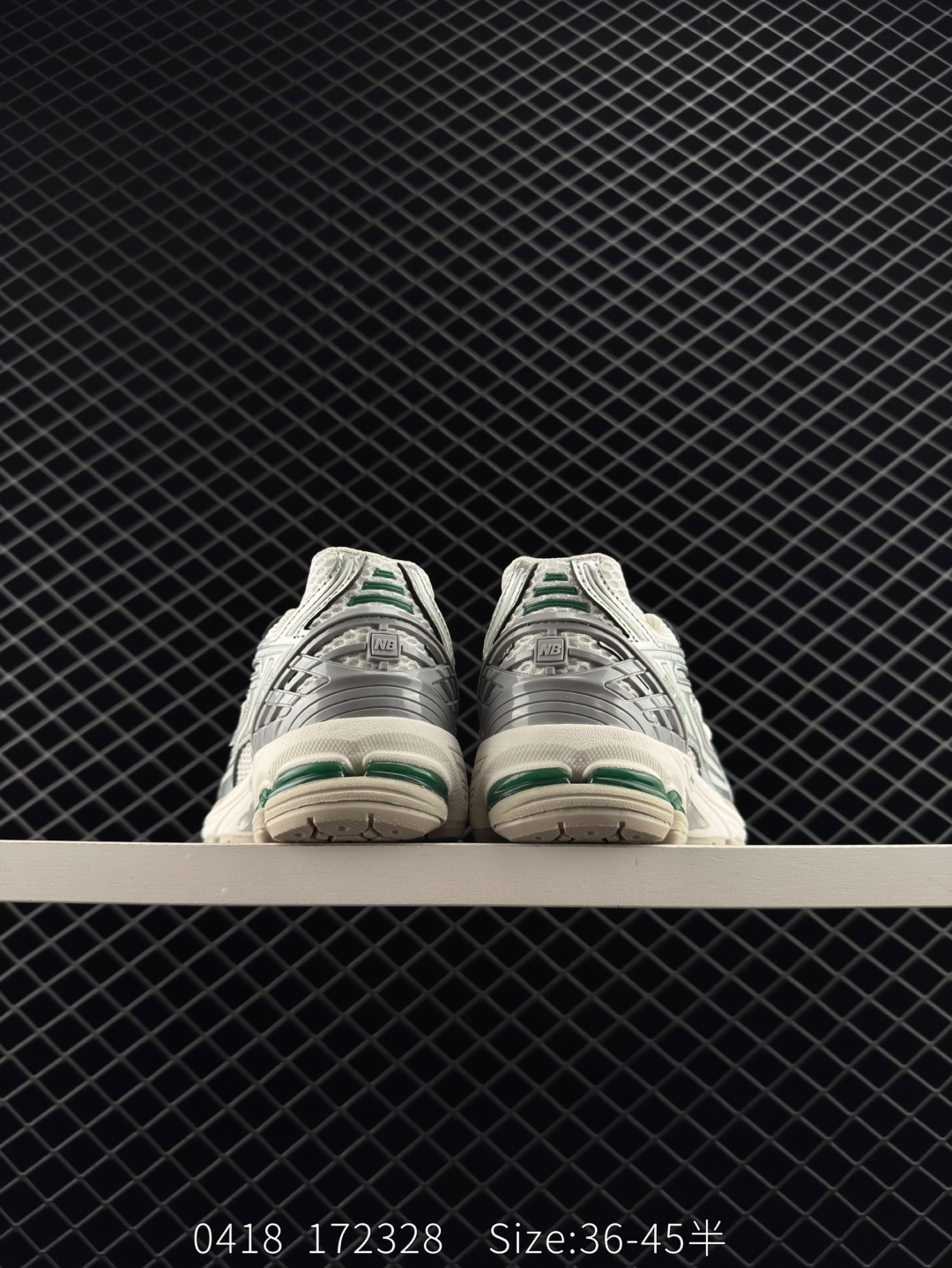 💰240
New Balance NB1906复古单品
#近两年来,要说人气最高的球鞋品牌相信 New Balance 一定是其中之一。无论是重磅联名,还是亮眼配色,都有着超高的人气,市价也一度居高不下。全新的 New Balance 1906R 实力上线。整体视觉效果饱含科技感。鞋身以大面积网眼材质包裹,搭配上皮革补强,既保证了透气性,又有着不错的质感。搭载这 N-ERGY 缓震科技和厚实的 Ortholite 鞋垫,保证了 New Balance 一如既往的舒适
货号:M1906RER
尺码:36 37 37.5 38 38.5 39.5 40 40.5 41.5 42 42.5 43 44 45
编码172328 Size:36~45半
