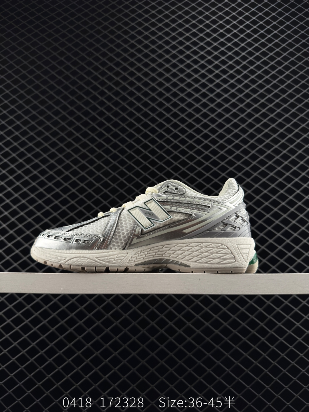💰240
New Balance NB1906复古单品
#近两年来,要说人气最高的球鞋品牌相信 New Balance 一定是其中之一。无论是重磅联名,还是亮眼配色,都有着超高的人气,市价也一度居高不下。全新的 New Balance 1906R 实力上线。整体视觉效果饱含科技感。鞋身以大面积网眼材质包裹,搭配上皮革补强,既保证了透气性,又有着不错的质感。搭载这 N-ERGY 缓震科技和厚实的 Ortholite 鞋垫,保证了 New Balance 一如既往的舒适
货号:M1906RER
尺码:36 37 37.5 38 38.5 39.5 40 40.5 41.5 42 42.5 43 44 45
编码172328 Size:36~45半