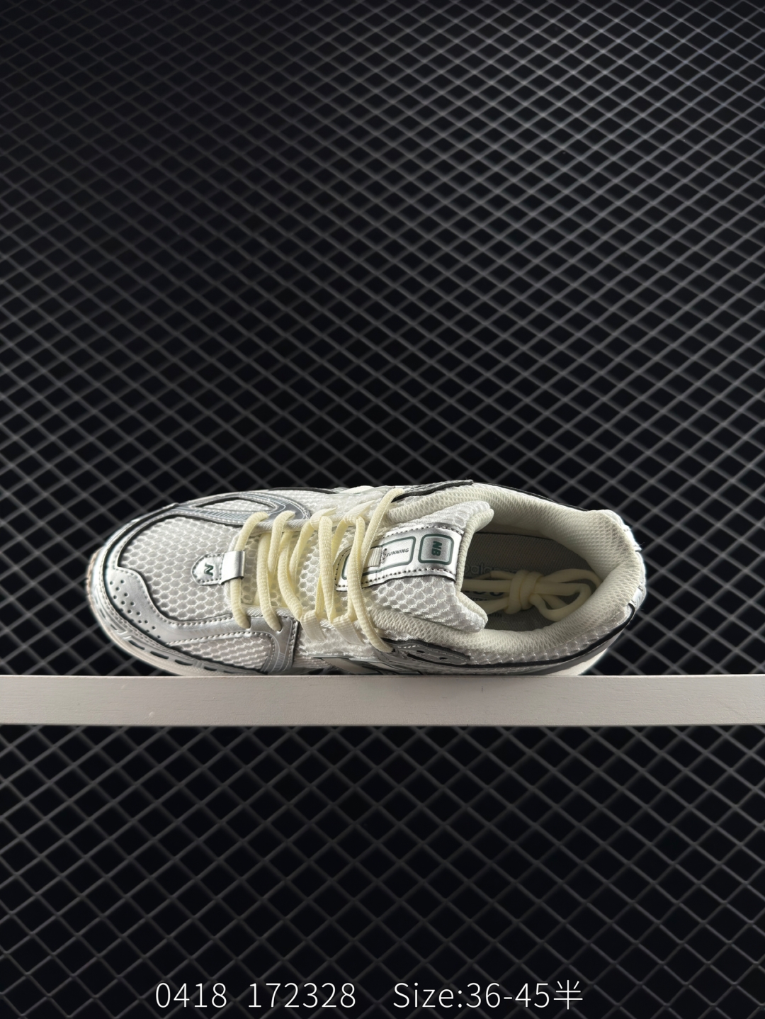 💰240
New Balance NB1906复古单品
#近两年来,要说人气最高的球鞋品牌相信 New Balance 一定是其中之一。无论是重磅联名,还是亮眼配色,都有着超高的人气,市价也一度居高不下。全新的 New Balance 1906R 实力上线。整体视觉效果饱含科技感。鞋身以大面积网眼材质包裹,搭配上皮革补强,既保证了透气性,又有着不错的质感。搭载这 N-ERGY 缓震科技和厚实的 Ortholite 鞋垫,保证了 New Balance 一如既往的舒适
货号:M1906RER
尺码:36 37 37.5 38 38.5 39.5 40 40.5 41.5 42 42.5 43 44 45
编码172328 Size:36~45半