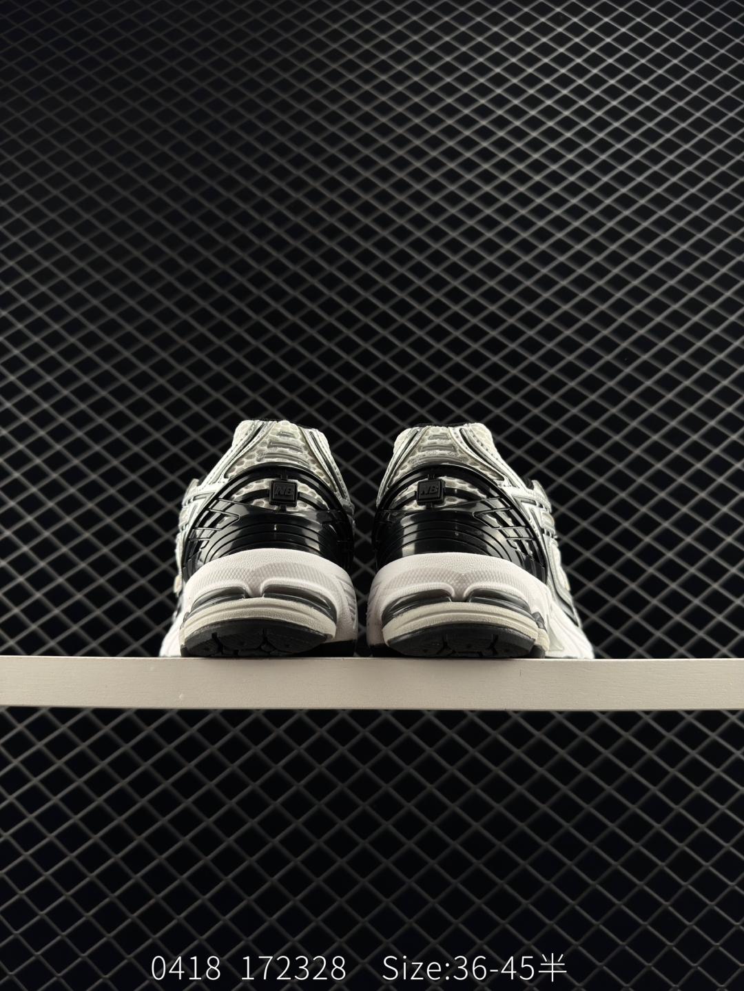💰240
New Balance NB1906复古单品
#近两年来,要说人气最高的球鞋品牌相信 New Balance 一定是其中之一。无论是重磅联名,还是亮眼配色,都有着超高的人气,市价也一度居高不下。全新的 New Balance 1906R 实力上线。整体视觉效果饱含科技感。鞋身以大面积网眼材质包裹,搭配上皮革补强,既保证了透气性,又有着不错的质感。搭载这 N-ERGY 缓震科技和厚实的 Ortholite 鞋垫,保证了 New Balance 一如既往的舒适
货号:M1906RER
尺码:36 37 37.5 38 38.5 39.5 40 40.5 41.5 42 42.5 43 44 45
编码172328 Size:36~45半