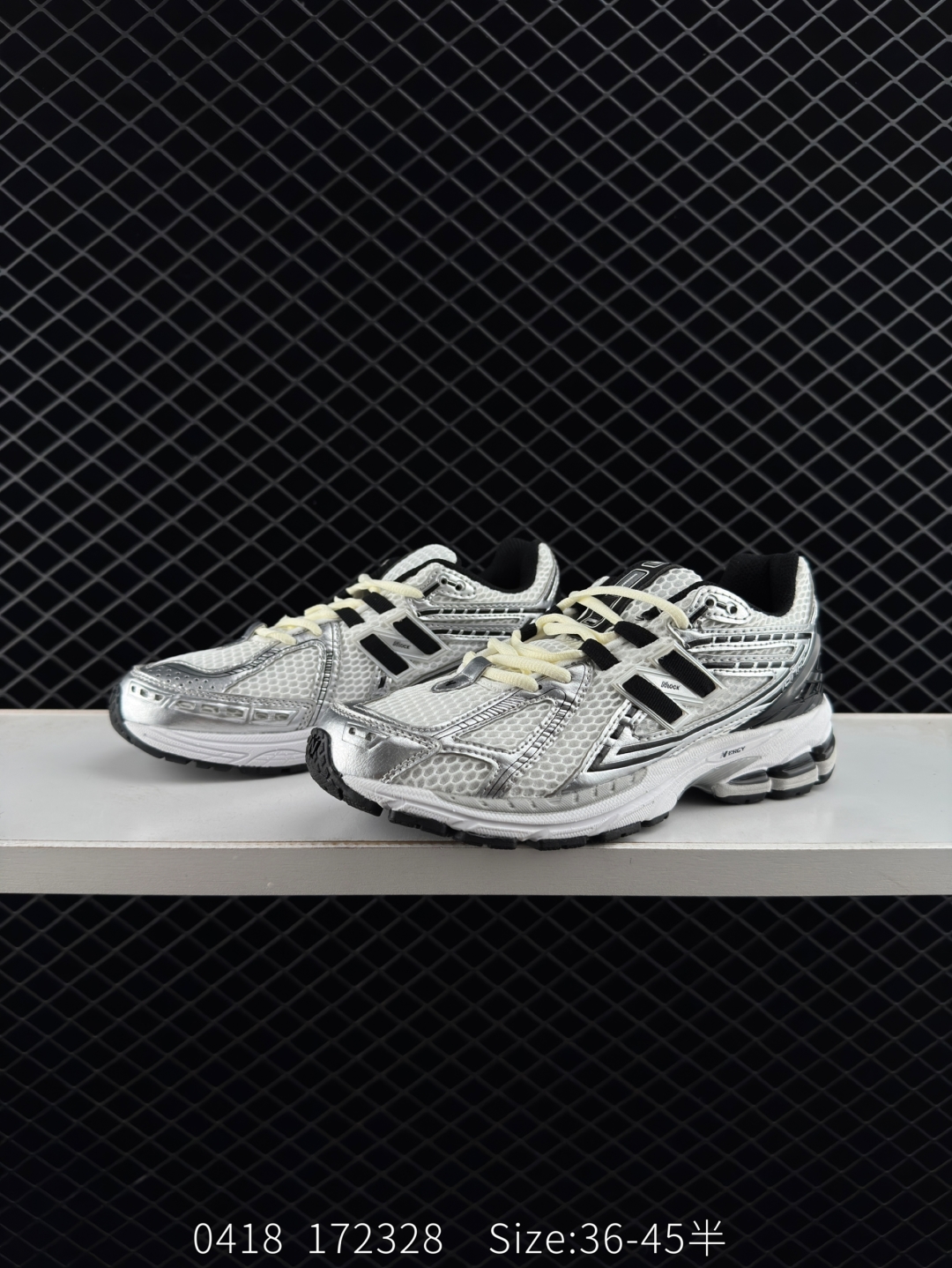 💰240
New Balance NB1906复古单品
#近两年来,要说人气最高的球鞋品牌相信 New Balance 一定是其中之一。无论是重磅联名,还是亮眼配色,都有着超高的人气,市价也一度居高不下。全新的 New Balance 1906R 实力上线。整体视觉效果饱含科技感。鞋身以大面积网眼材质包裹,搭配上皮革补强,既保证了透气性,又有着不错的质感。搭载这 N-ERGY 缓震科技和厚实的 Ortholite 鞋垫,保证了 New Balance 一如既往的舒适
货号:M1906RER
尺码:36 37 37.5 38 38.5 39.5 40 40.5 41.5 42 42.5 43 44 45
编码172328 Size:36~45半