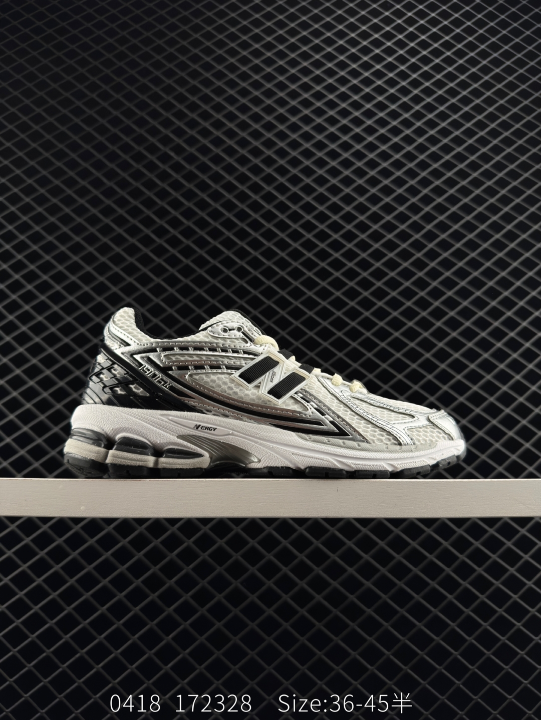 💰240
New Balance NB1906复古单品
#近两年来,要说人气最高的球鞋品牌相信 New Balance 一定是其中之一。无论是重磅联名,还是亮眼配色,都有着超高的人气,市价也一度居高不下。全新的 New Balance 1906R 实力上线。整体视觉效果饱含科技感。鞋身以大面积网眼材质包裹,搭配上皮革补强,既保证了透气性,又有着不错的质感。搭载这 N-ERGY 缓震科技和厚实的 Ortholite 鞋垫,保证了 New Balance 一如既往的舒适
货号:M1906RER
尺码:36 37 37.5 38 38.5 39.5 40 40.5 41.5 42 42.5 43 44 45
编码172328 Size:36~45半