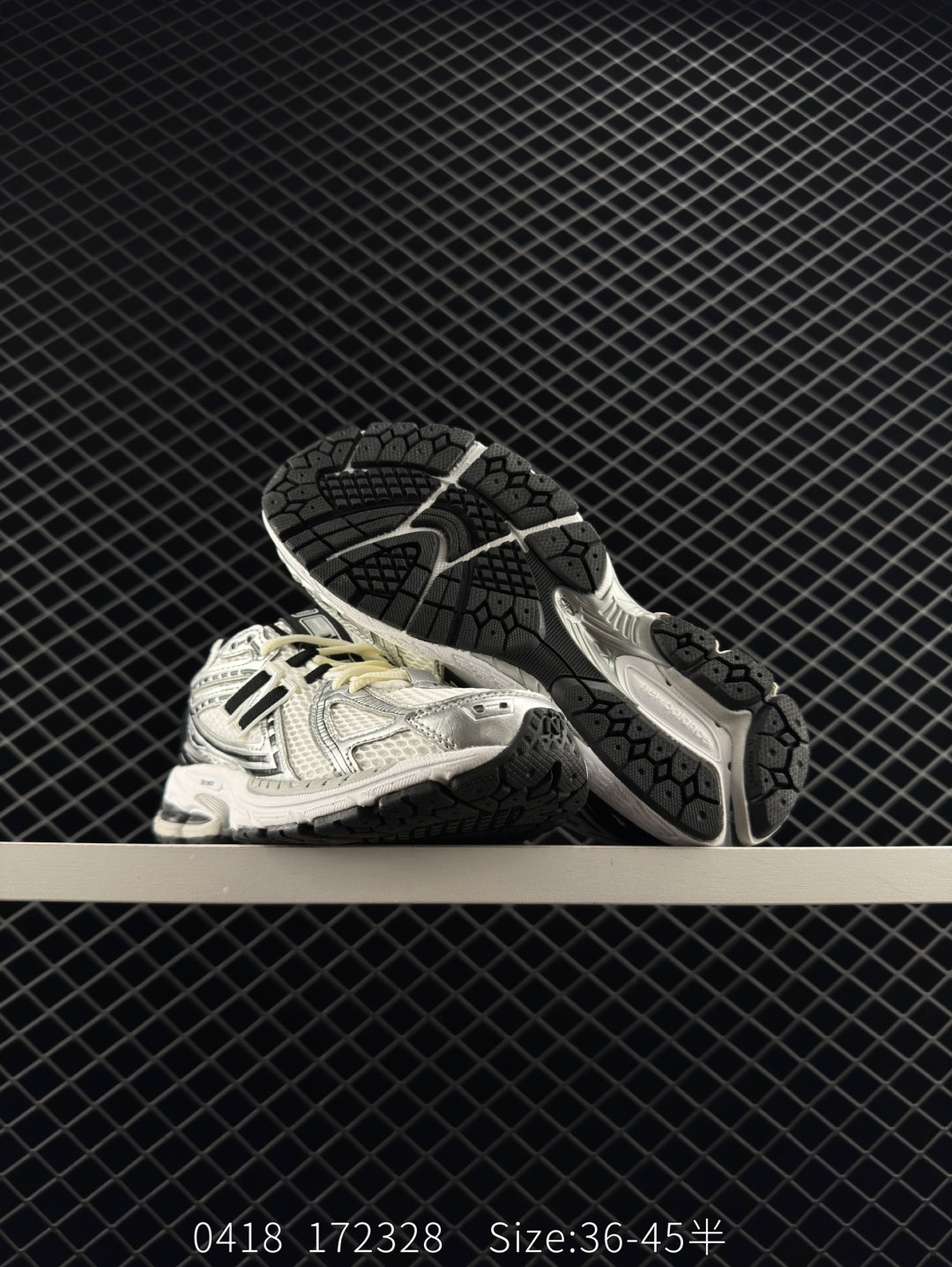 💰240
New Balance NB1906复古单品
#近两年来,要说人气最高的球鞋品牌相信 New Balance 一定是其中之一。无论是重磅联名,还是亮眼配色,都有着超高的人气,市价也一度居高不下。全新的 New Balance 1906R 实力上线。整体视觉效果饱含科技感。鞋身以大面积网眼材质包裹,搭配上皮革补强,既保证了透气性,又有着不错的质感。搭载这 N-ERGY 缓震科技和厚实的 Ortholite 鞋垫,保证了 New Balance 一如既往的舒适
货号:M1906RER
尺码:36 37 37.5 38 38.5 39.5 40 40.5 41.5 42 42.5 43 44 45
编码172328 Size:36~45半
