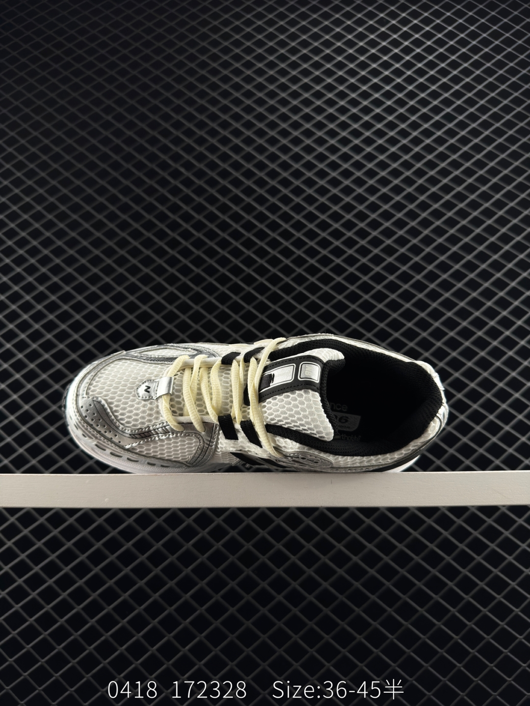 💰240
New Balance NB1906复古单品
#近两年来,要说人气最高的球鞋品牌相信 New Balance 一定是其中之一。无论是重磅联名,还是亮眼配色,都有着超高的人气,市价也一度居高不下。全新的 New Balance 1906R 实力上线。整体视觉效果饱含科技感。鞋身以大面积网眼材质包裹,搭配上皮革补强,既保证了透气性,又有着不错的质感。搭载这 N-ERGY 缓震科技和厚实的 Ortholite 鞋垫,保证了 New Balance 一如既往的舒适
货号:M1906RER
尺码:36 37 37.5 38 38.5 39.5 40 40.5 41.5 42 42.5 43 44 45
编码172328 Size:36~45半