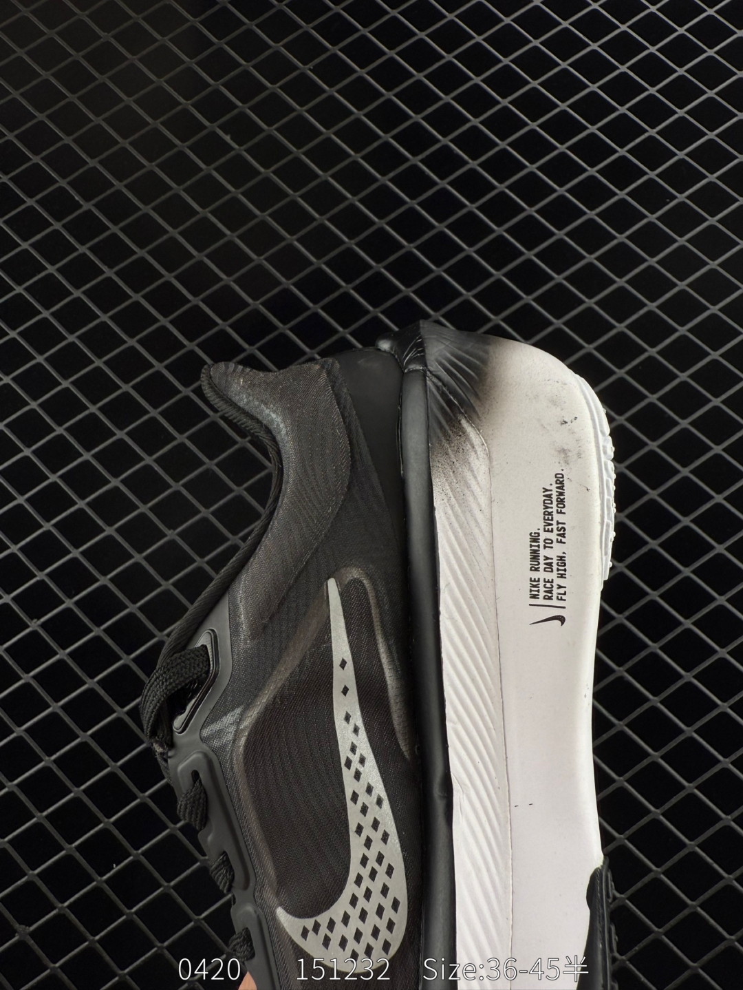  💰220 公司级 ✅NIKE AIR Zoom RIVAL Fly 6 超轻跑步鞋
织物减震轻盈跑步鞋 内置真碳 纯原版本 
该鞋款专为训练和竞速而生 助力疾速畅跑
采用柔软的泡绵缓震配置 结合不易磨损橡胶
官方货号: FN8455 1003137
尺码：39 40 40.5 41 42 42.5 43 44 44.5 45 46
编码151232