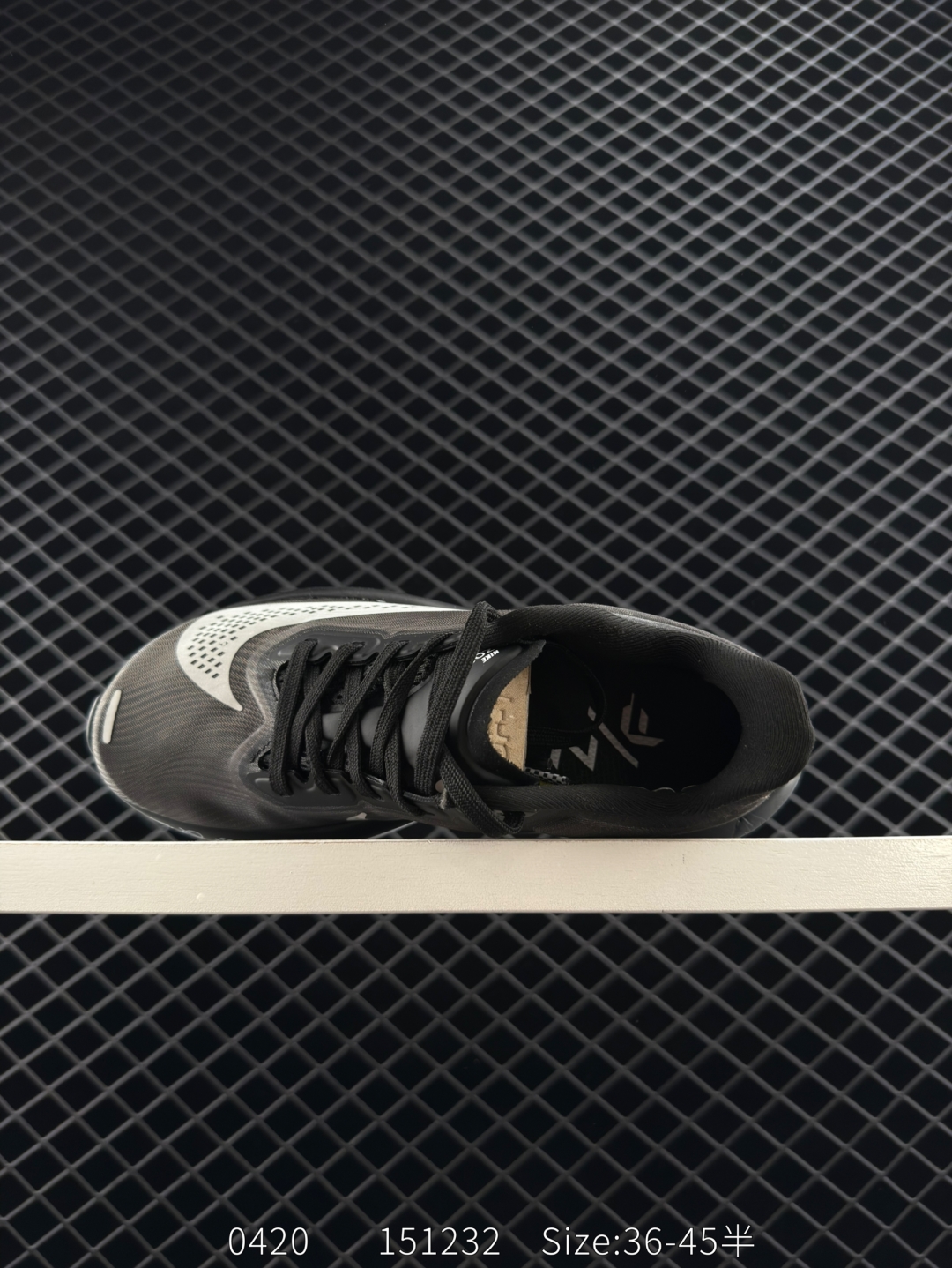  💰220 公司级 ✅NIKE AIR Zoom RIVAL Fly 6 超轻跑步鞋
织物减震轻盈跑步鞋 内置真碳 纯原版本 
该鞋款专为训练和竞速而生 助力疾速畅跑
采用柔软的泡绵缓震配置 结合不易磨损橡胶
官方货号: FN8455 1003137
尺码：39 40 40.5 41 42 42.5 43 44 44.5 45 46
编码151232