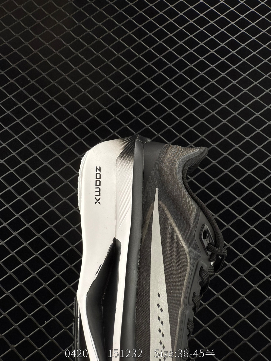  💰220 公司级 ✅NIKE AIR Zoom RIVAL Fly 6 超轻跑步鞋
织物减震轻盈跑步鞋 内置真碳 纯原版本 
该鞋款专为训练和竞速而生 助力疾速畅跑
采用柔软的泡绵缓震配置 结合不易磨损橡胶
官方货号: FN8455 1003137
尺码：39 40 40.5 41 42 42.5 43 44 44.5 45 46
编码151232