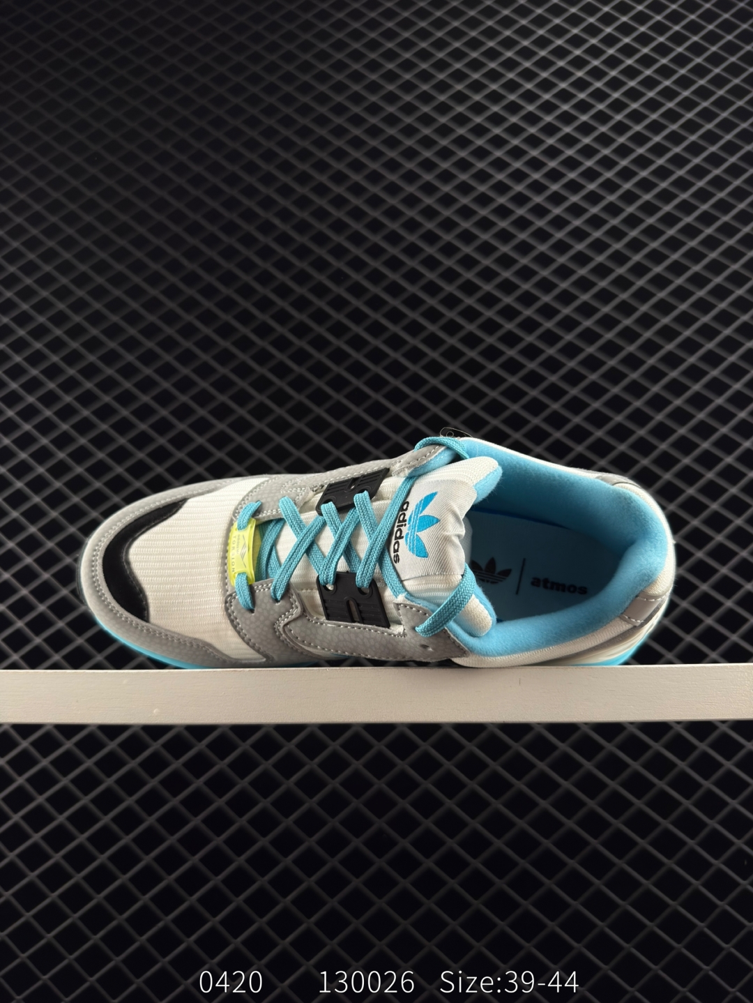 💰190
【新品🔥】阿迪达斯 Adidas ZX 8000 防滑耐磨 减震透气 包裹性 经典复古休闲运动 跑鞋 奶油 这款adidas ZX 8000经典鞋,联手东京品牌Atmos共同打造,以创新跑鞋风格,新鲜演绎经典。鞋面采用进口反毛皮等混搭面料,缀亮色和梭织色彩。含乙烯/乙酸乙烯酯（EVA）中底,旨在伴你舒适完成日常锻炼或探索周边地区。常规型剪裁• 系带设计• 网材和正绒面革鞋面• 乙烯/乙酸乙烯酯（EVA）中底• 橡胶外底

尺码:  39-44
编码:  130026