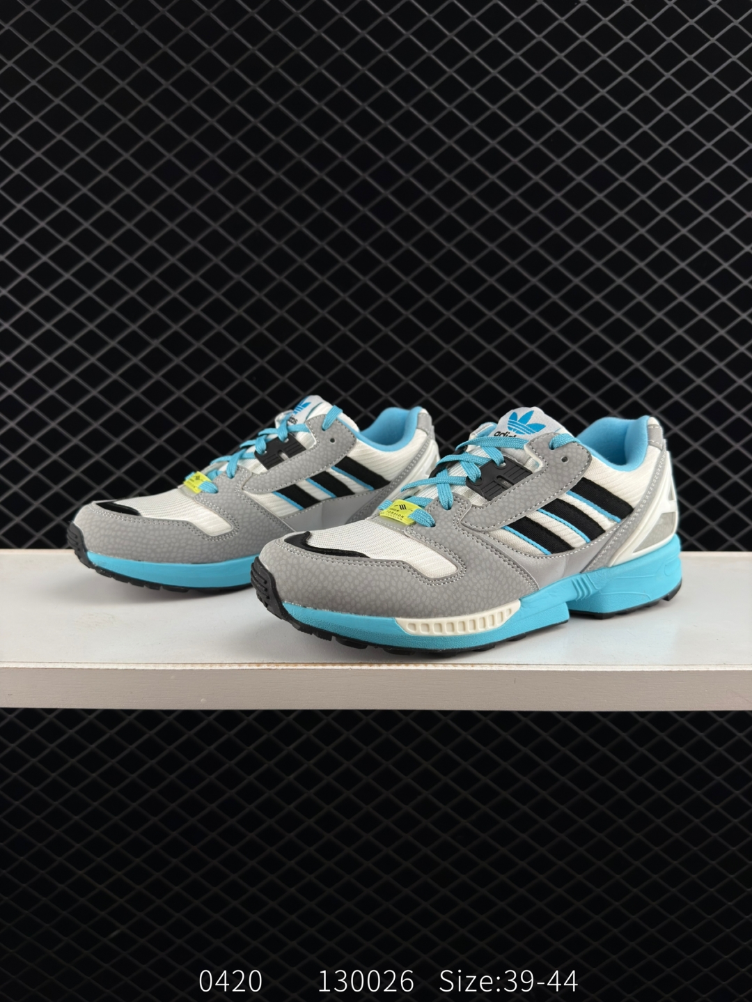 💰190
【新品🔥】阿迪达斯 Adidas ZX 8000 防滑耐磨 减震透气 包裹性 经典复古休闲运动 跑鞋 奶油 这款adidas ZX 8000经典鞋,联手东京品牌Atmos共同打造,以创新跑鞋风格,新鲜演绎经典。鞋面采用进口反毛皮等混搭面料,缀亮色和梭织色彩。含乙烯/乙酸乙烯酯（EVA）中底,旨在伴你舒适完成日常锻炼或探索周边地区。常规型剪裁• 系带设计• 网材和正绒面革鞋面• 乙烯/乙酸乙烯酯（EVA）中底• 橡胶外底

尺码:  39-44
编码:  130026