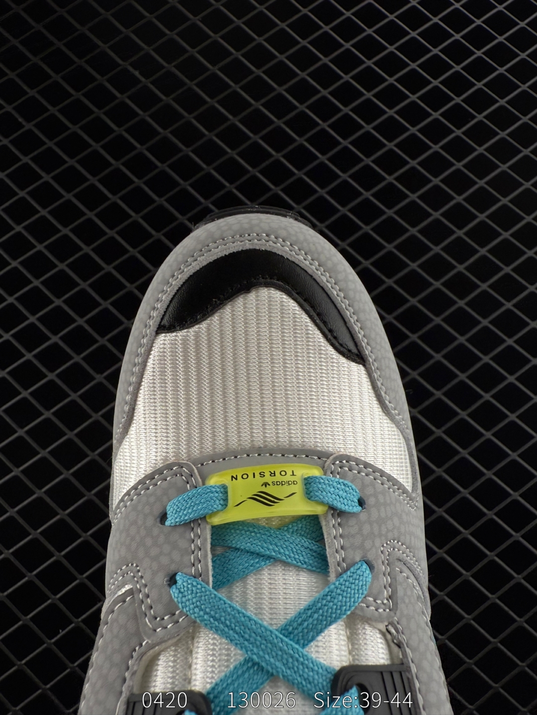 💰190
【新品🔥】阿迪达斯 Adidas ZX 8000 防滑耐磨 减震透气 包裹性 经典复古休闲运动 跑鞋 奶油 这款adidas ZX 8000经典鞋,联手东京品牌Atmos共同打造,以创新跑鞋风格,新鲜演绎经典。鞋面采用进口反毛皮等混搭面料,缀亮色和梭织色彩。含乙烯/乙酸乙烯酯（EVA）中底,旨在伴你舒适完成日常锻炼或探索周边地区。常规型剪裁• 系带设计• 网材和正绒面革鞋面• 乙烯/乙酸乙烯酯（EVA）中底• 橡胶外底

尺码:  39-44
编码:  130026
