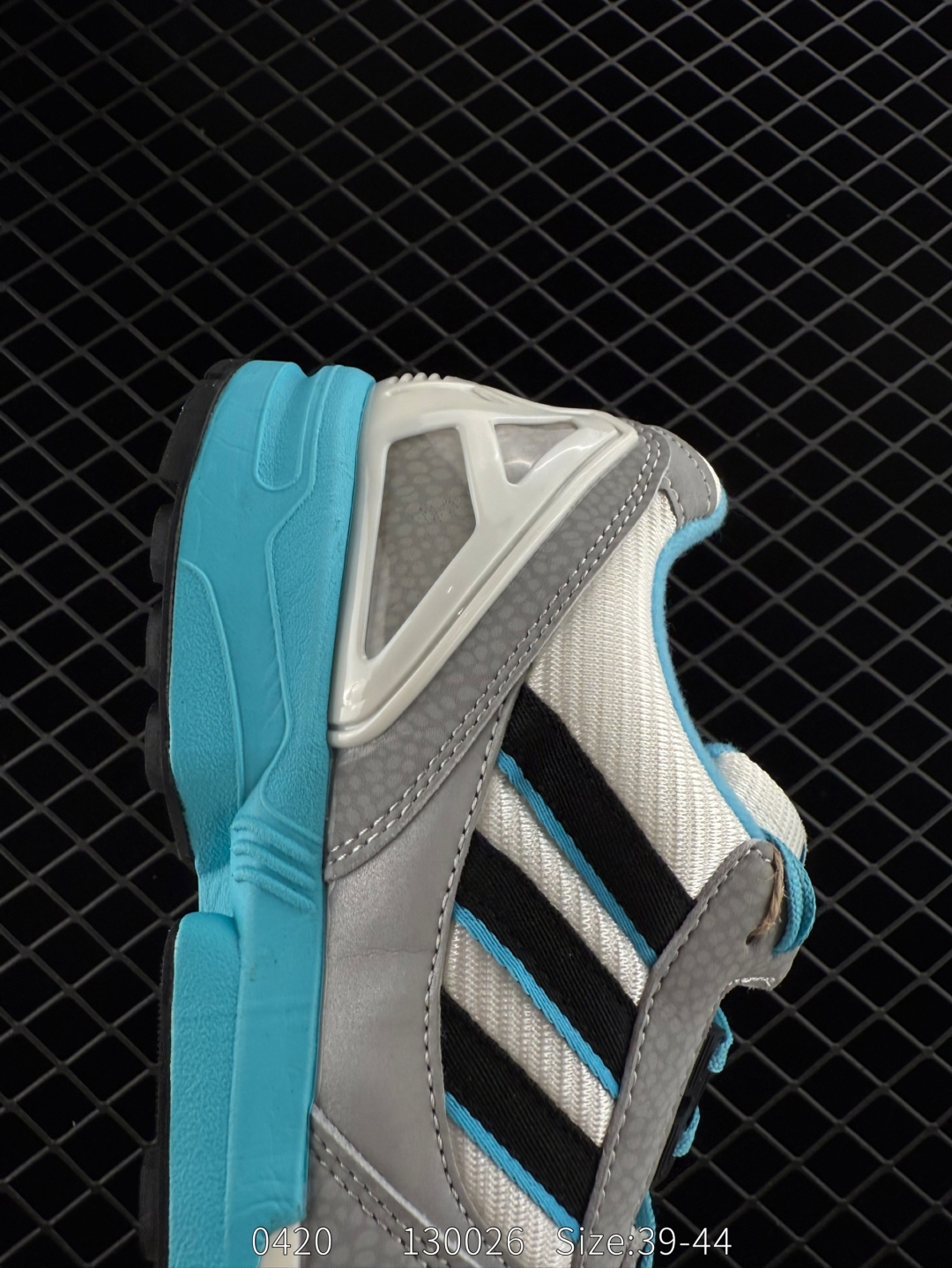 💰190
【新品🔥】阿迪达斯 Adidas ZX 8000 防滑耐磨 减震透气 包裹性 经典复古休闲运动 跑鞋 奶油 这款adidas ZX 8000经典鞋,联手东京品牌Atmos共同打造,以创新跑鞋风格,新鲜演绎经典。鞋面采用进口反毛皮等混搭面料,缀亮色和梭织色彩。含乙烯/乙酸乙烯酯（EVA）中底,旨在伴你舒适完成日常锻炼或探索周边地区。常规型剪裁• 系带设计• 网材和正绒面革鞋面• 乙烯/乙酸乙烯酯（EVA）中底• 橡胶外底

尺码:  39-44
编码:  130026