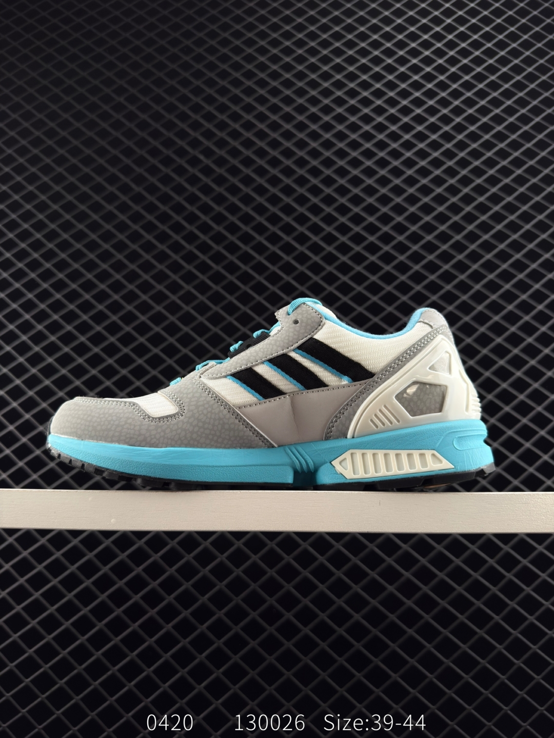 💰190
【新品🔥】阿迪达斯 Adidas ZX 8000 防滑耐磨 减震透气 包裹性 经典复古休闲运动 跑鞋 奶油 这款adidas ZX 8000经典鞋,联手东京品牌Atmos共同打造,以创新跑鞋风格,新鲜演绎经典。鞋面采用进口反毛皮等混搭面料,缀亮色和梭织色彩。含乙烯/乙酸乙烯酯（EVA）中底,旨在伴你舒适完成日常锻炼或探索周边地区。常规型剪裁• 系带设计• 网材和正绒面革鞋面• 乙烯/乙酸乙烯酯（EVA）中底• 橡胶外底

尺码:  39-44
编码:  130026