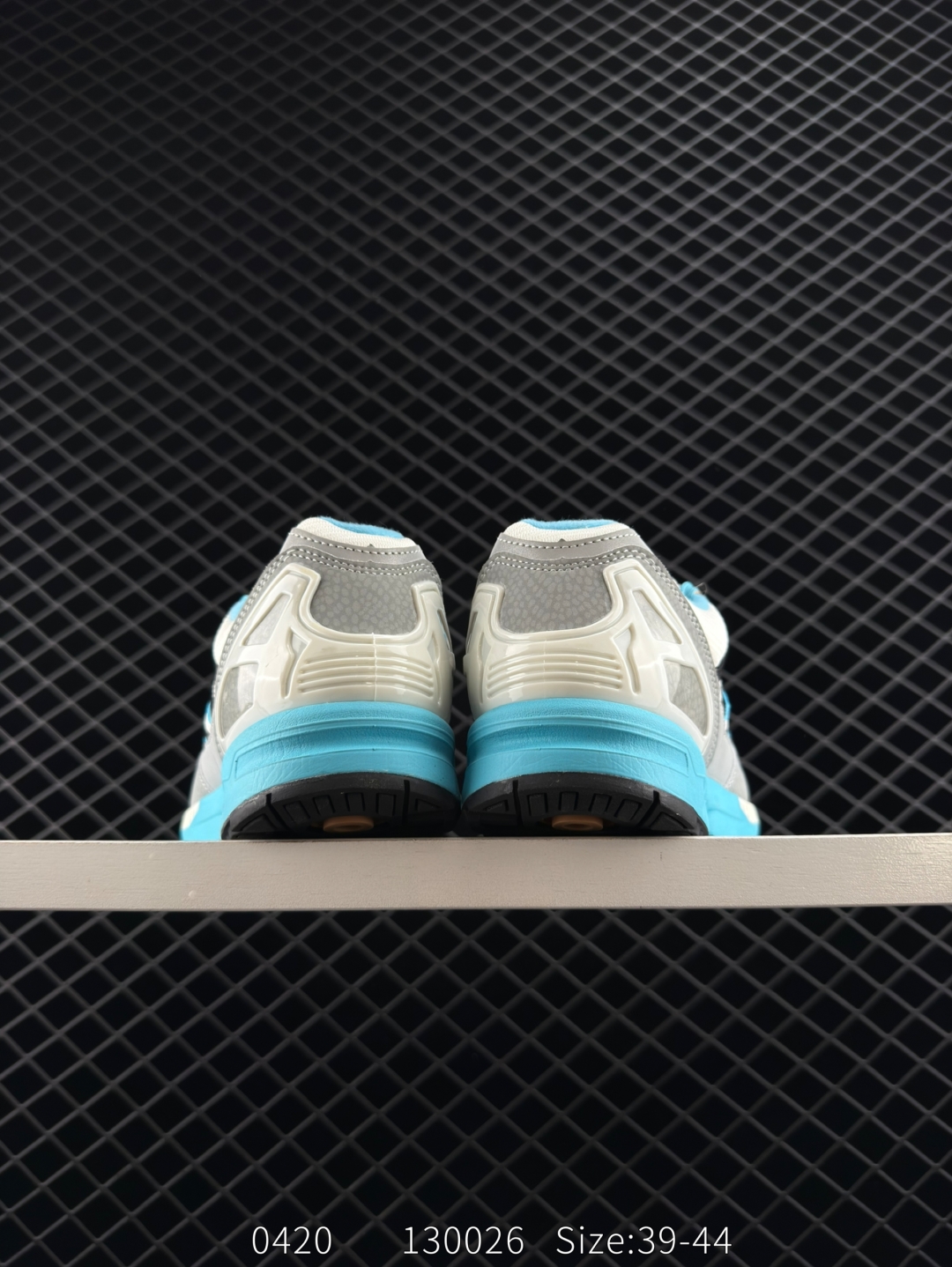 💰190
【新品🔥】阿迪达斯 Adidas ZX 8000 防滑耐磨 减震透气 包裹性 经典复古休闲运动 跑鞋 奶油 这款adidas ZX 8000经典鞋,联手东京品牌Atmos共同打造,以创新跑鞋风格,新鲜演绎经典。鞋面采用进口反毛皮等混搭面料,缀亮色和梭织色彩。含乙烯/乙酸乙烯酯（EVA）中底,旨在伴你舒适完成日常锻炼或探索周边地区。常规型剪裁• 系带设计• 网材和正绒面革鞋面• 乙烯/乙酸乙烯酯（EVA）中底• 橡胶外底

尺码:  39-44
编码:  130026