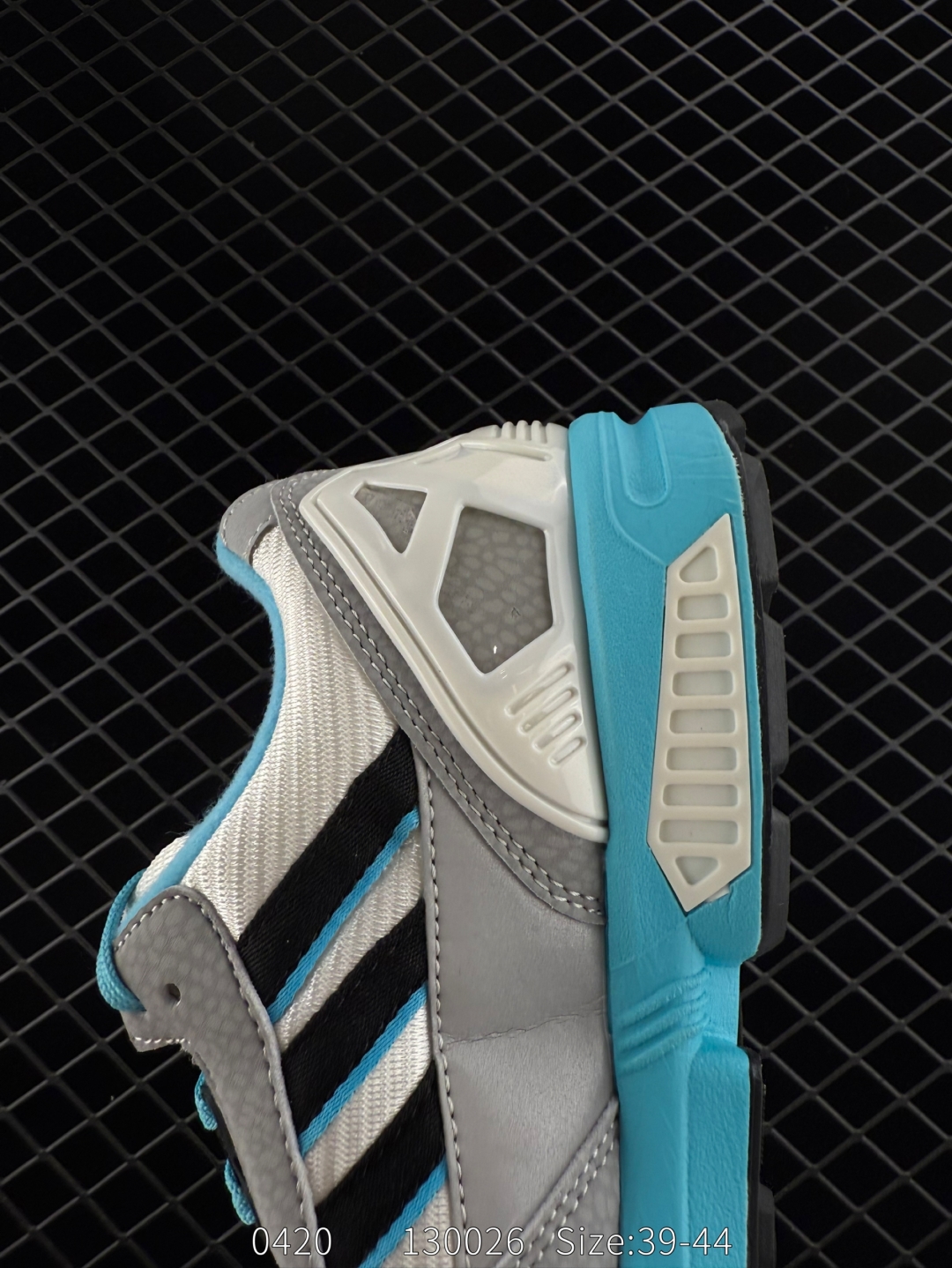 💰190
【新品🔥】阿迪达斯 Adidas ZX 8000 防滑耐磨 减震透气 包裹性 经典复古休闲运动 跑鞋 奶油 这款adidas ZX 8000经典鞋,联手东京品牌Atmos共同打造,以创新跑鞋风格,新鲜演绎经典。鞋面采用进口反毛皮等混搭面料,缀亮色和梭织色彩。含乙烯/乙酸乙烯酯（EVA）中底,旨在伴你舒适完成日常锻炼或探索周边地区。常规型剪裁• 系带设计• 网材和正绒面革鞋面• 乙烯/乙酸乙烯酯（EVA）中底• 橡胶外底

尺码:  39-44
编码:  130026