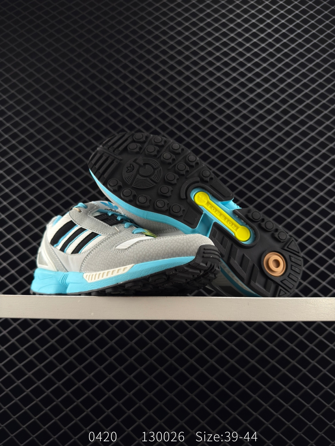 💰190
【新品🔥】阿迪达斯 Adidas ZX 8000 防滑耐磨 减震透气 包裹性 经典复古休闲运动 跑鞋 奶油 这款adidas ZX 8000经典鞋,联手东京品牌Atmos共同打造,以创新跑鞋风格,新鲜演绎经典。鞋面采用进口反毛皮等混搭面料,缀亮色和梭织色彩。含乙烯/乙酸乙烯酯（EVA）中底,旨在伴你舒适完成日常锻炼或探索周边地区。常规型剪裁• 系带设计• 网材和正绒面革鞋面• 乙烯/乙酸乙烯酯（EVA）中底• 橡胶外底

尺码:  39-44
编码:  130026