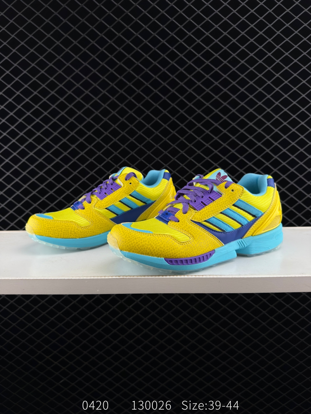 💰190
【新品🔥】阿迪达斯 Adidas ZX 8000 防滑耐磨 减震透气 包裹性 经典复古休闲运动 跑鞋 奶油 这款adidas ZX 8000经典鞋,联手东京品牌Atmos共同打造,以创新跑鞋风格,新鲜演绎经典。鞋面采用进口反毛皮等混搭面料,缀亮色和梭织色彩。含乙烯/乙酸乙烯酯（EVA）中底,旨在伴你舒适完成日常锻炼或探索周边地区。常规型剪裁• 系带设计• 网材和正绒面革鞋面• 乙烯/乙酸乙烯酯（EVA）中底• 橡胶外底

尺码:  39-44
编码:  130026
