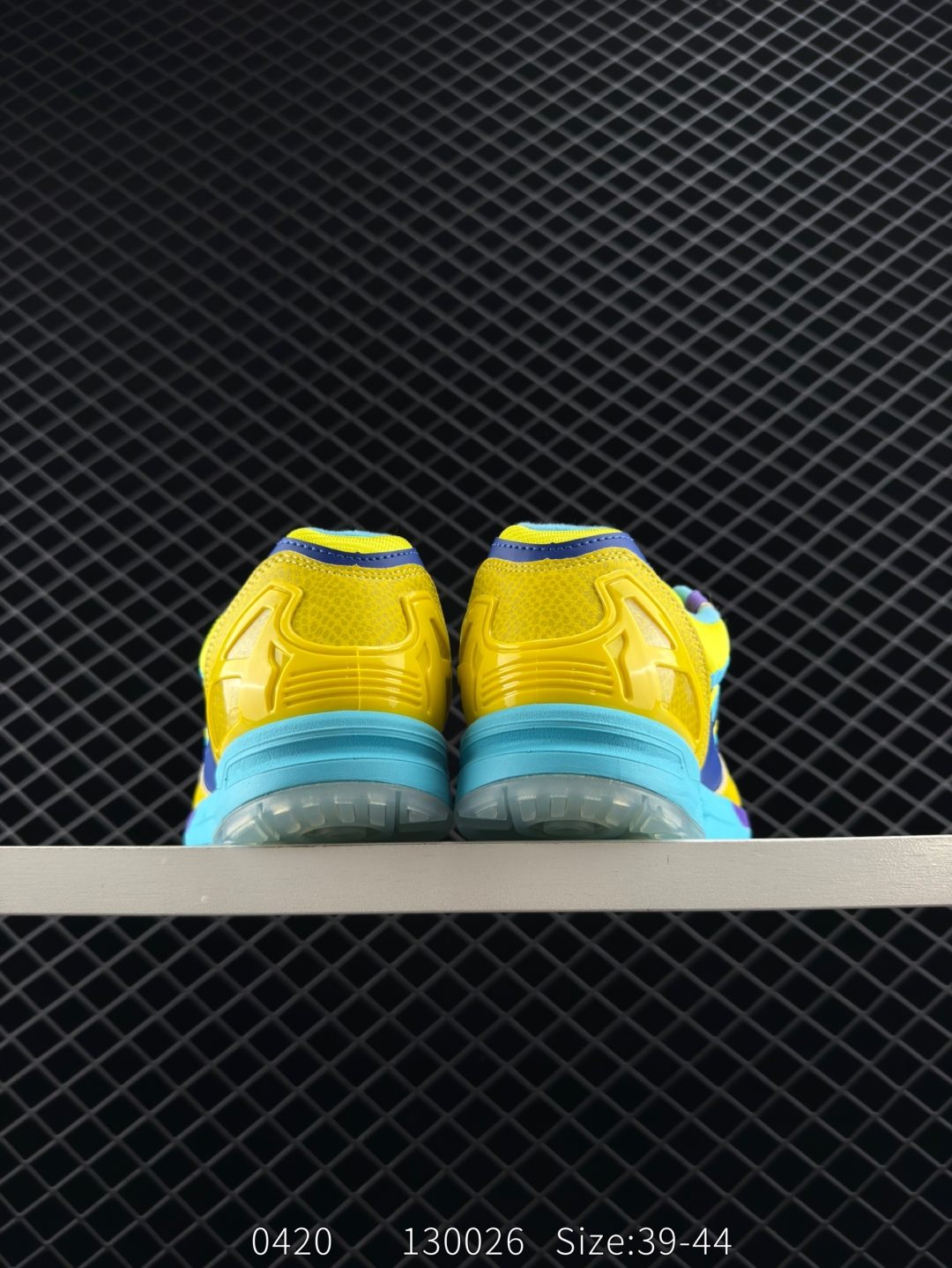 💰190
【新品🔥】阿迪达斯 Adidas ZX 8000 防滑耐磨 减震透气 包裹性 经典复古休闲运动 跑鞋 奶油 这款adidas ZX 8000经典鞋,联手东京品牌Atmos共同打造,以创新跑鞋风格,新鲜演绎经典。鞋面采用进口反毛皮等混搭面料,缀亮色和梭织色彩。含乙烯/乙酸乙烯酯（EVA）中底,旨在伴你舒适完成日常锻炼或探索周边地区。常规型剪裁• 系带设计• 网材和正绒面革鞋面• 乙烯/乙酸乙烯酯（EVA）中底• 橡胶外底

尺码:  39-44
编码:  130026