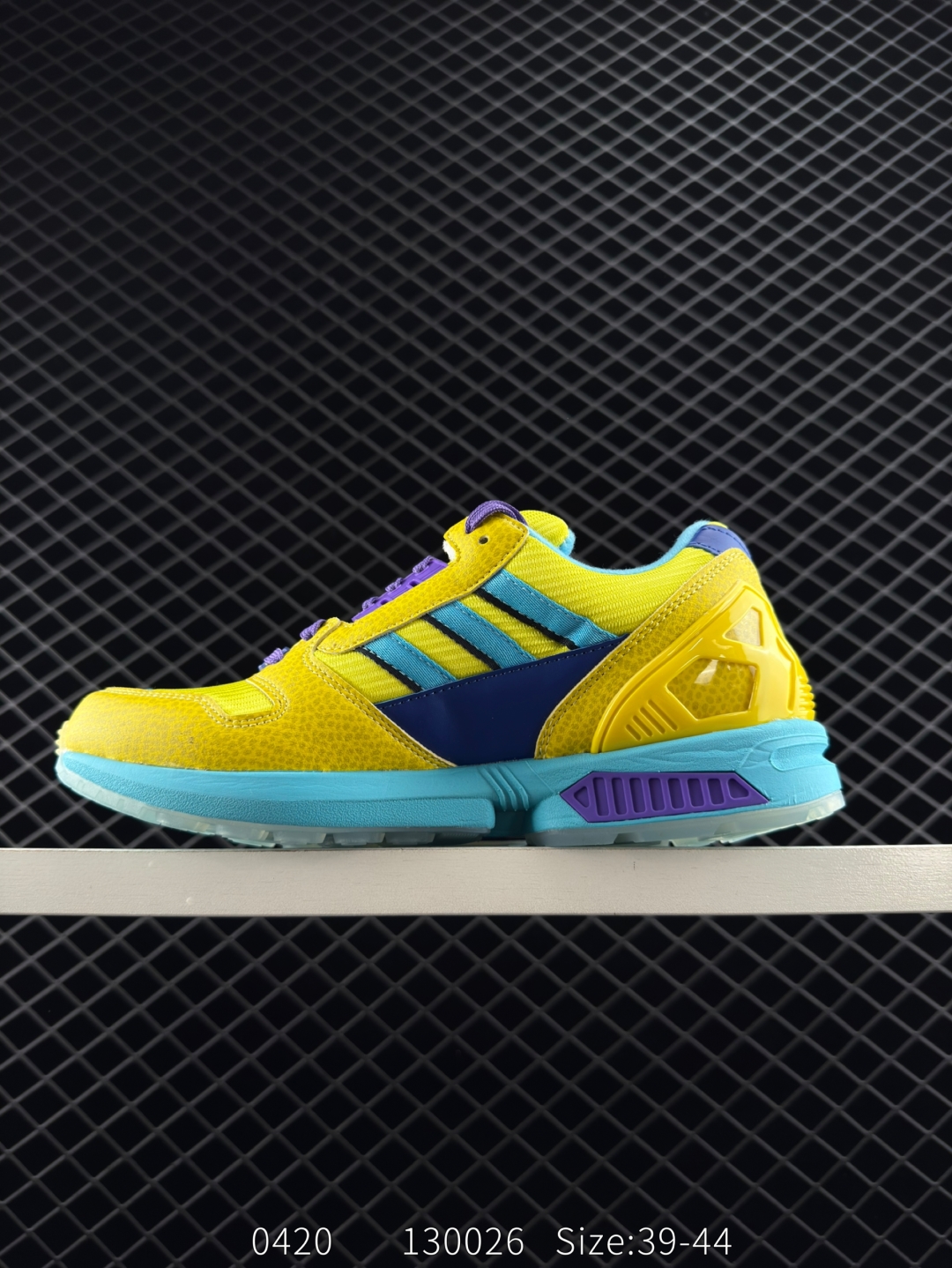 💰190
【新品🔥】阿迪达斯 Adidas ZX 8000 防滑耐磨 减震透气 包裹性 经典复古休闲运动 跑鞋 奶油 这款adidas ZX 8000经典鞋,联手东京品牌Atmos共同打造,以创新跑鞋风格,新鲜演绎经典。鞋面采用进口反毛皮等混搭面料,缀亮色和梭织色彩。含乙烯/乙酸乙烯酯（EVA）中底,旨在伴你舒适完成日常锻炼或探索周边地区。常规型剪裁• 系带设计• 网材和正绒面革鞋面• 乙烯/乙酸乙烯酯（EVA）中底• 橡胶外底

尺码:  39-44
编码:  130026