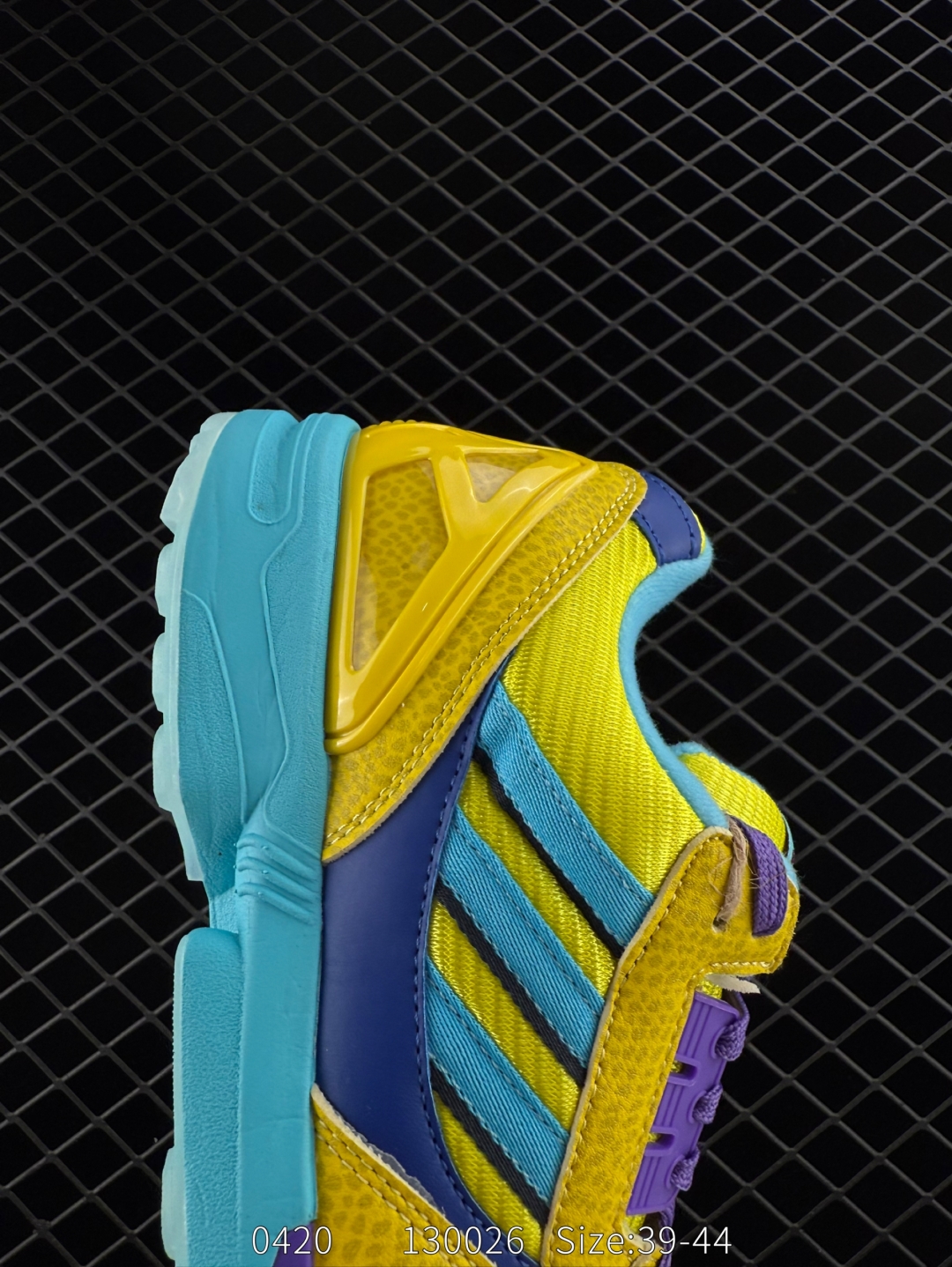 💰190
【新品🔥】阿迪达斯 Adidas ZX 8000 防滑耐磨 减震透气 包裹性 经典复古休闲运动 跑鞋 奶油 这款adidas ZX 8000经典鞋,联手东京品牌Atmos共同打造,以创新跑鞋风格,新鲜演绎经典。鞋面采用进口反毛皮等混搭面料,缀亮色和梭织色彩。含乙烯/乙酸乙烯酯（EVA）中底,旨在伴你舒适完成日常锻炼或探索周边地区。常规型剪裁• 系带设计• 网材和正绒面革鞋面• 乙烯/乙酸乙烯酯（EVA）中底• 橡胶外底

尺码:  39-44
编码:  130026