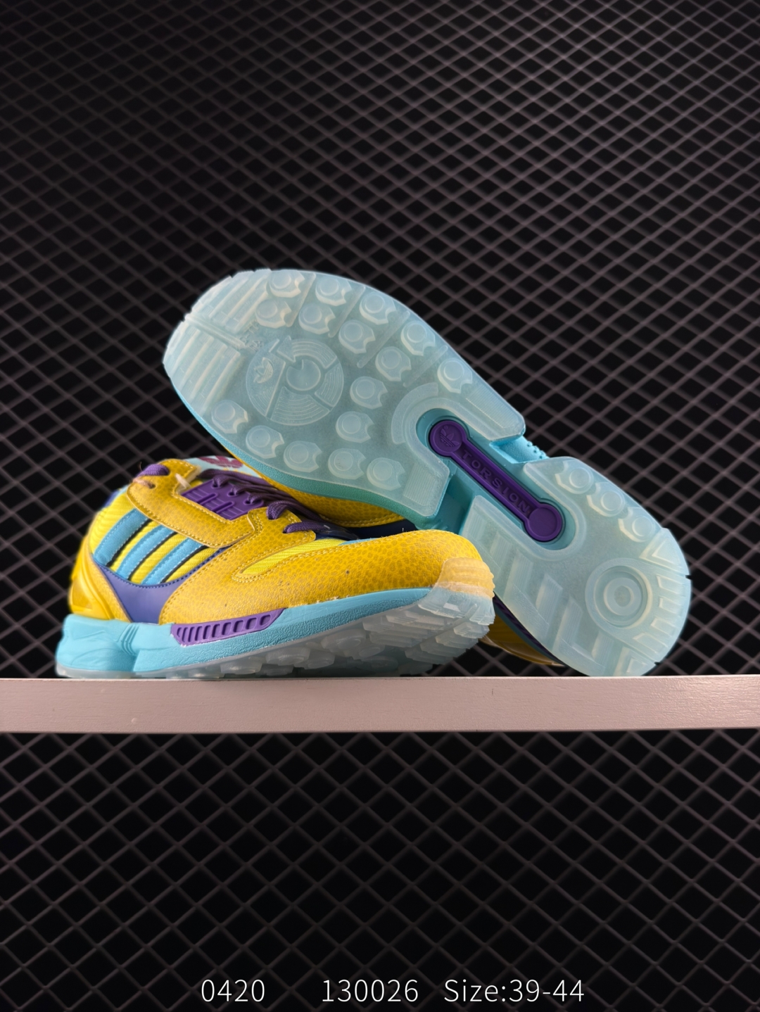💰190
【新品🔥】阿迪达斯 Adidas ZX 8000 防滑耐磨 减震透气 包裹性 经典复古休闲运动 跑鞋 奶油 这款adidas ZX 8000经典鞋,联手东京品牌Atmos共同打造,以创新跑鞋风格,新鲜演绎经典。鞋面采用进口反毛皮等混搭面料,缀亮色和梭织色彩。含乙烯/乙酸乙烯酯（EVA）中底,旨在伴你舒适完成日常锻炼或探索周边地区。常规型剪裁• 系带设计• 网材和正绒面革鞋面• 乙烯/乙酸乙烯酯（EVA）中底• 橡胶外底

尺码:  39-44
编码:  130026