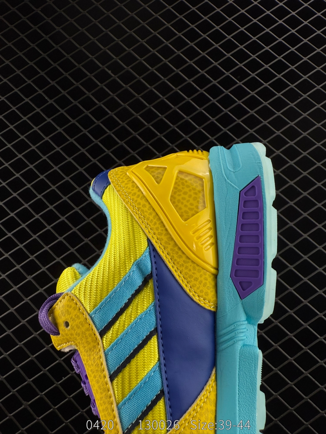 💰190
【新品🔥】阿迪达斯 Adidas ZX 8000 防滑耐磨 减震透气 包裹性 经典复古休闲运动 跑鞋 奶油 这款adidas ZX 8000经典鞋,联手东京品牌Atmos共同打造,以创新跑鞋风格,新鲜演绎经典。鞋面采用进口反毛皮等混搭面料,缀亮色和梭织色彩。含乙烯/乙酸乙烯酯（EVA）中底,旨在伴你舒适完成日常锻炼或探索周边地区。常规型剪裁• 系带设计• 网材和正绒面革鞋面• 乙烯/乙酸乙烯酯（EVA）中底• 橡胶外底

尺码:  39-44
编码:  130026