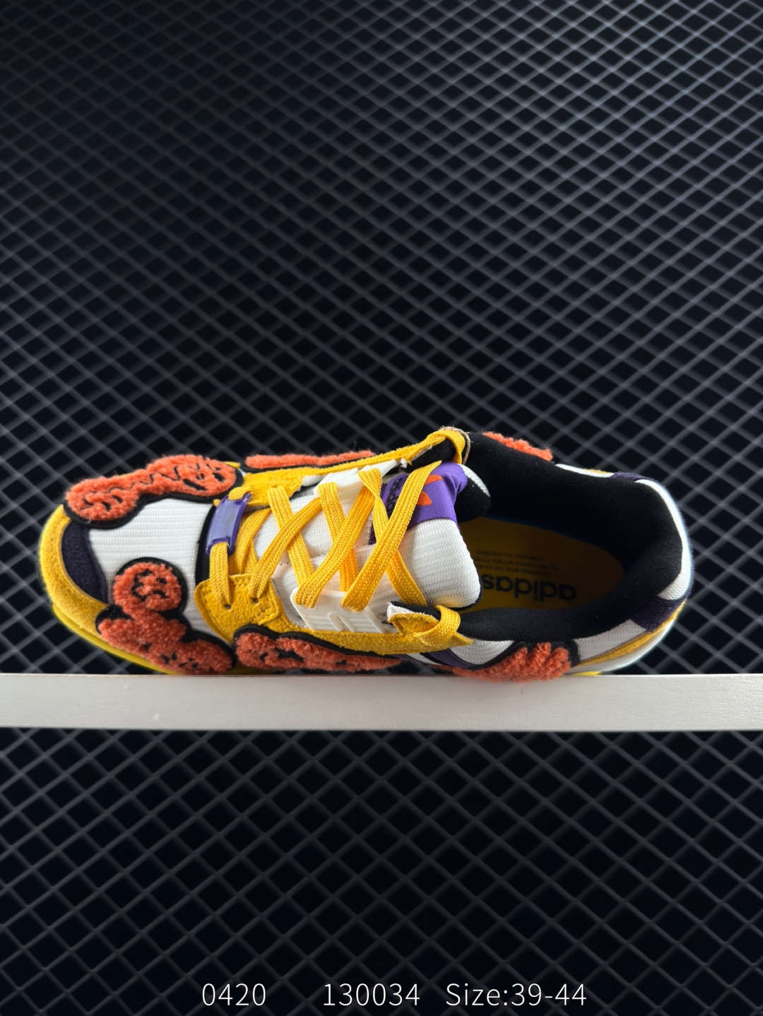 💰230
【新品🔥】阿迪达斯 Adidas ZX 8000 防滑耐磨 减震透气 包裹性 经典复古休闲运动 跑鞋 奶油 这款adidas ZX 8000经典鞋,联手东京品牌Atmos共同打造,以创新跑鞋风格,新鲜演绎经典。鞋面采用进口反毛皮等混搭面料,缀亮色和梭织色彩。含乙烯/乙酸乙烯酯（EVA）中底,旨在伴你舒适完成日常锻炼或探索周边地区。常规型剪裁• 系带设计• 网材和正绒面革鞋面• 乙烯/乙酸乙烯酯（EVA）中底• 橡胶外底

尺码:  39-44
编码:  130034