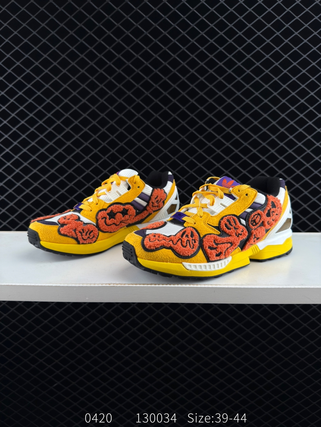 💰230
【新品🔥】阿迪达斯 Adidas ZX 8000 防滑耐磨 减震透气 包裹性 经典复古休闲运动 跑鞋 奶油 这款adidas ZX 8000经典鞋,联手东京品牌Atmos共同打造,以创新跑鞋风格,新鲜演绎经典。鞋面采用进口反毛皮等混搭面料,缀亮色和梭织色彩。含乙烯/乙酸乙烯酯（EVA）中底,旨在伴你舒适完成日常锻炼或探索周边地区。常规型剪裁• 系带设计• 网材和正绒面革鞋面• 乙烯/乙酸乙烯酯（EVA）中底• 橡胶外底

尺码:  39-44
编码:  130034