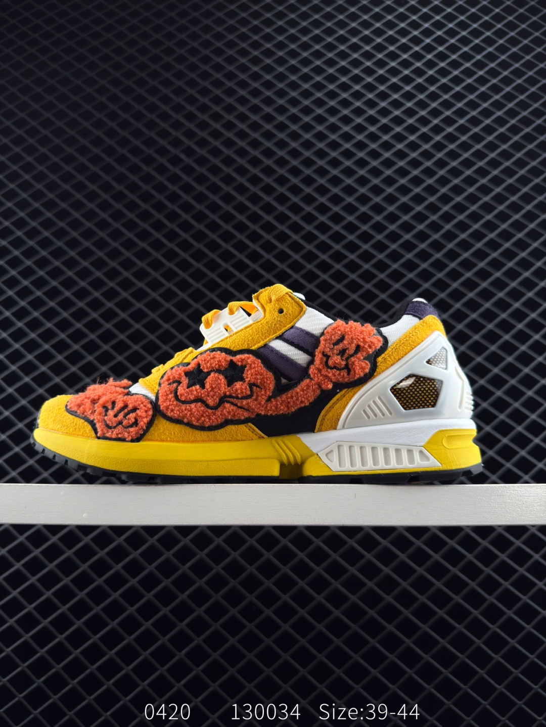💰230
【新品🔥】阿迪达斯 Adidas ZX 8000 防滑耐磨 减震透气 包裹性 经典复古休闲运动 跑鞋 奶油 这款adidas ZX 8000经典鞋,联手东京品牌Atmos共同打造,以创新跑鞋风格,新鲜演绎经典。鞋面采用进口反毛皮等混搭面料,缀亮色和梭织色彩。含乙烯/乙酸乙烯酯（EVA）中底,旨在伴你舒适完成日常锻炼或探索周边地区。常规型剪裁• 系带设计• 网材和正绒面革鞋面• 乙烯/乙酸乙烯酯（EVA）中底• 橡胶外底

尺码:  39-44
编码:  130034