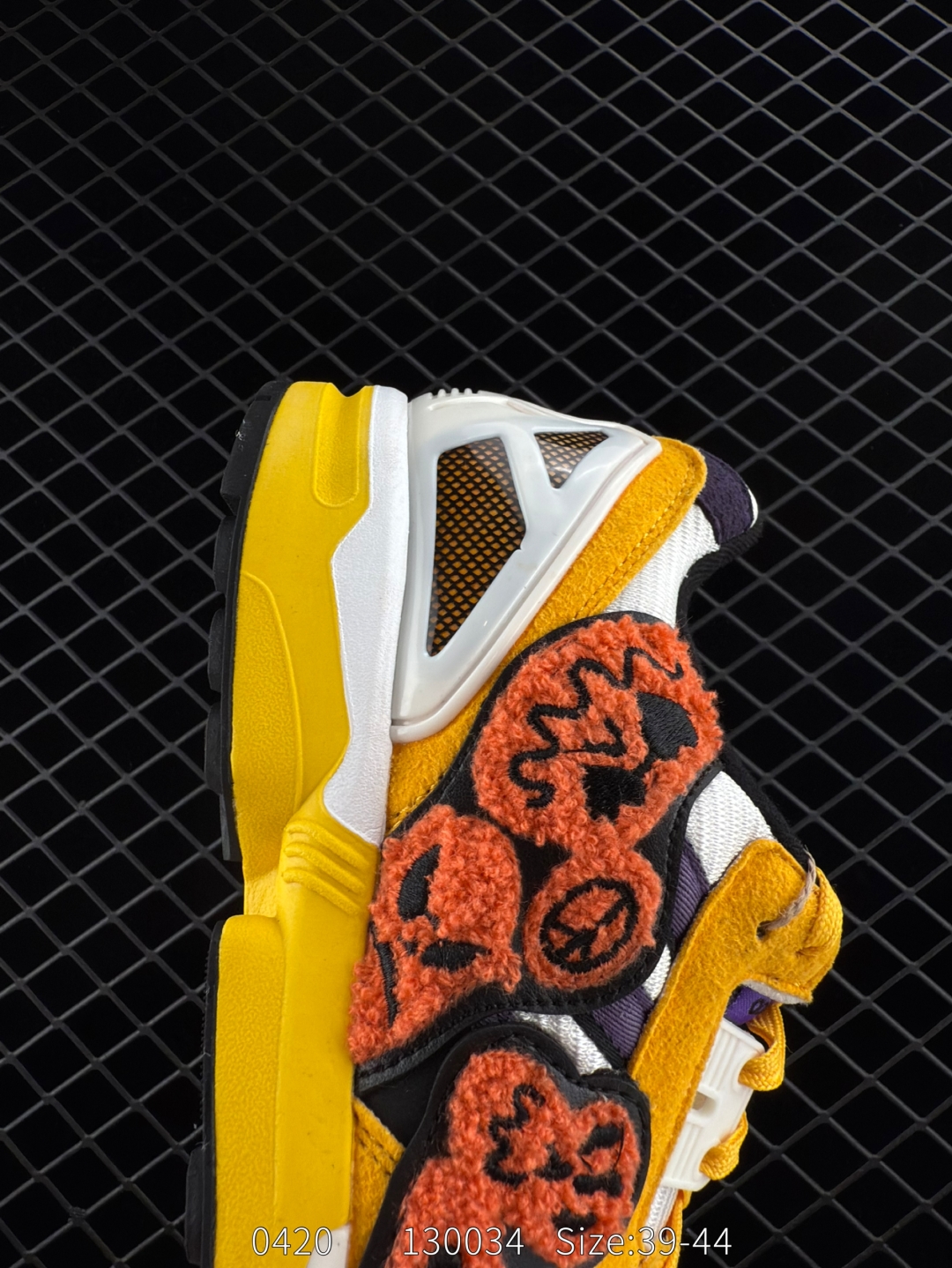 💰230
【新品🔥】阿迪达斯 Adidas ZX 8000 防滑耐磨 减震透气 包裹性 经典复古休闲运动 跑鞋 奶油 这款adidas ZX 8000经典鞋,联手东京品牌Atmos共同打造,以创新跑鞋风格,新鲜演绎经典。鞋面采用进口反毛皮等混搭面料,缀亮色和梭织色彩。含乙烯/乙酸乙烯酯（EVA）中底,旨在伴你舒适完成日常锻炼或探索周边地区。常规型剪裁• 系带设计• 网材和正绒面革鞋面• 乙烯/乙酸乙烯酯（EVA）中底• 橡胶外底

尺码:  39-44
编码:  130034
