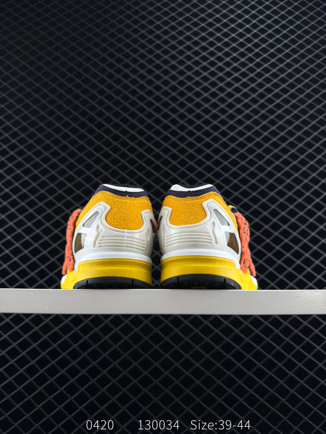 💰230
【新品🔥】阿迪达斯 Adidas ZX 8000 防滑耐磨 减震透气 包裹性 经典复古休闲运动 跑鞋 奶油 这款adidas ZX 8000经典鞋,联手东京品牌Atmos共同打造,以创新跑鞋风格,新鲜演绎经典。鞋面采用进口反毛皮等混搭面料,缀亮色和梭织色彩。含乙烯/乙酸乙烯酯（EVA）中底,旨在伴你舒适完成日常锻炼或探索周边地区。常规型剪裁• 系带设计• 网材和正绒面革鞋面• 乙烯/乙酸乙烯酯（EVA）中底• 橡胶外底

尺码:  39-44
编码:  130034