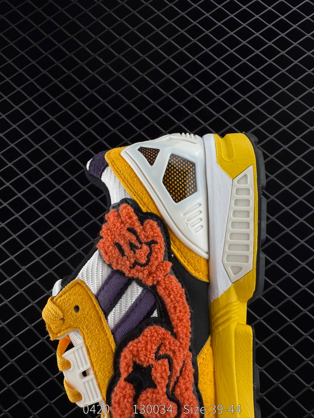 💰230
【新品🔥】阿迪达斯 Adidas ZX 8000 防滑耐磨 减震透气 包裹性 经典复古休闲运动 跑鞋 奶油 这款adidas ZX 8000经典鞋,联手东京品牌Atmos共同打造,以创新跑鞋风格,新鲜演绎经典。鞋面采用进口反毛皮等混搭面料,缀亮色和梭织色彩。含乙烯/乙酸乙烯酯（EVA）中底,旨在伴你舒适完成日常锻炼或探索周边地区。常规型剪裁• 系带设计• 网材和正绒面革鞋面• 乙烯/乙酸乙烯酯（EVA）中底• 橡胶外底

尺码:  39-44
编码:  130034