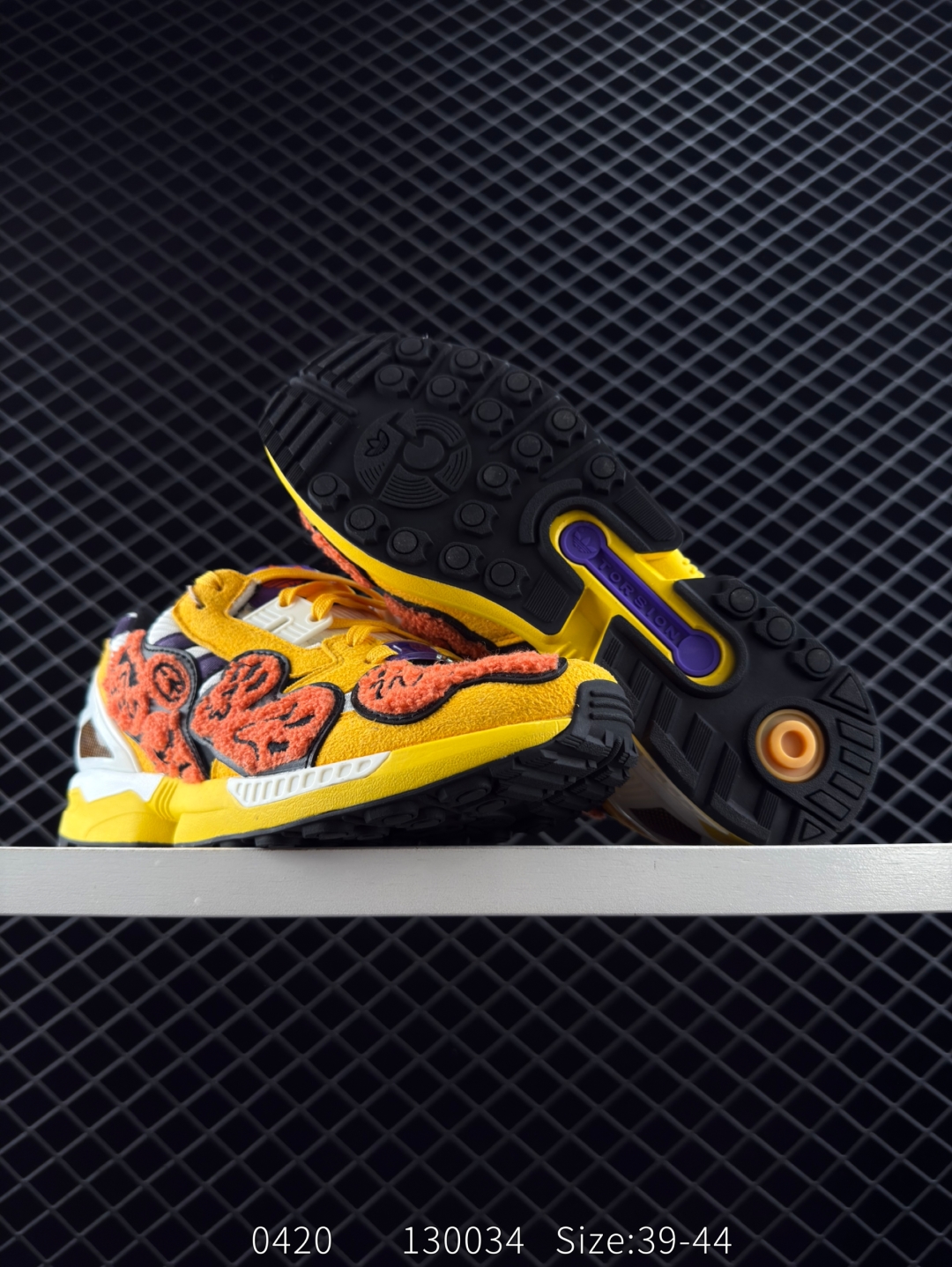 💰230
【新品🔥】阿迪达斯 Adidas ZX 8000 防滑耐磨 减震透气 包裹性 经典复古休闲运动 跑鞋 奶油 这款adidas ZX 8000经典鞋,联手东京品牌Atmos共同打造,以创新跑鞋风格,新鲜演绎经典。鞋面采用进口反毛皮等混搭面料,缀亮色和梭织色彩。含乙烯/乙酸乙烯酯（EVA）中底,旨在伴你舒适完成日常锻炼或探索周边地区。常规型剪裁• 系带设计• 网材和正绒面革鞋面• 乙烯/乙酸乙烯酯（EVA）中底• 橡胶外底

尺码:  39-44
编码:  130034