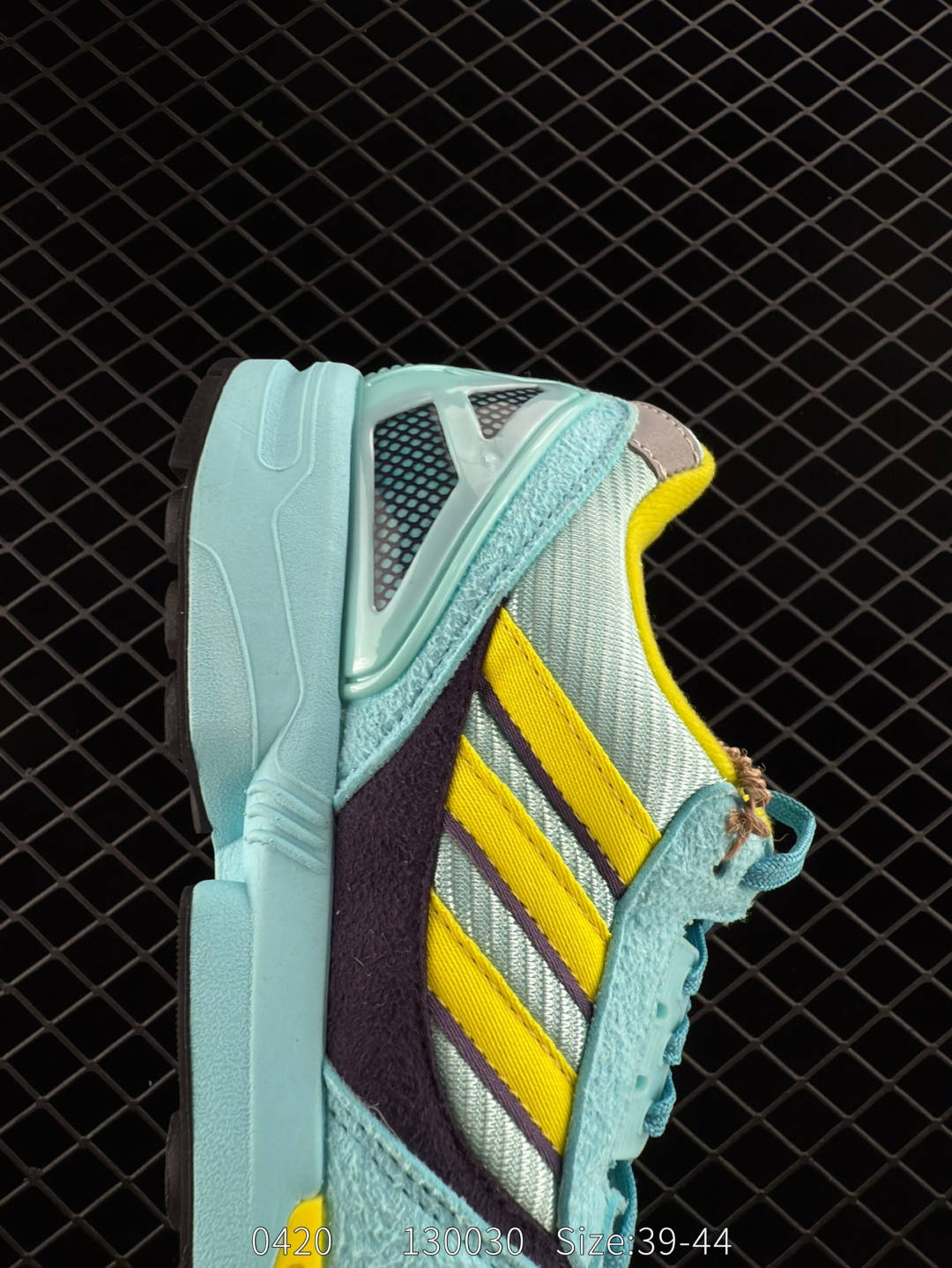 💰210
【新品🔥】阿迪达斯 Adidas ZX 8000 防滑耐磨 减震透气 包裹性 经典复古休闲运动 跑鞋 奶油 这款adidas ZX 8000经典鞋,联手东京品牌Atmos共同打造,以创新跑鞋风格,新鲜演绎经典。鞋面采用进口反毛皮等混搭面料,缀亮色和梭织色彩。含乙烯/乙酸乙烯酯（EVA）中底,旨在伴你舒适完成日常锻炼或探索周边地区。常规型剪裁• 系带设计• 网材和正绒面革鞋面• 乙烯/乙酸乙烯酯（EVA）中底• 橡胶外底

尺码:  39-44
编码:  130030