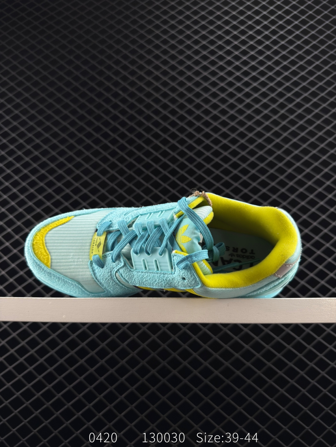 💰210
【新品🔥】阿迪达斯 Adidas ZX 8000 防滑耐磨 减震透气 包裹性 经典复古休闲运动 跑鞋 奶油 这款adidas ZX 8000经典鞋,联手东京品牌Atmos共同打造,以创新跑鞋风格,新鲜演绎经典。鞋面采用进口反毛皮等混搭面料,缀亮色和梭织色彩。含乙烯/乙酸乙烯酯（EVA）中底,旨在伴你舒适完成日常锻炼或探索周边地区。常规型剪裁• 系带设计• 网材和正绒面革鞋面• 乙烯/乙酸乙烯酯（EVA）中底• 橡胶外底

尺码:  39-44
编码:  130030