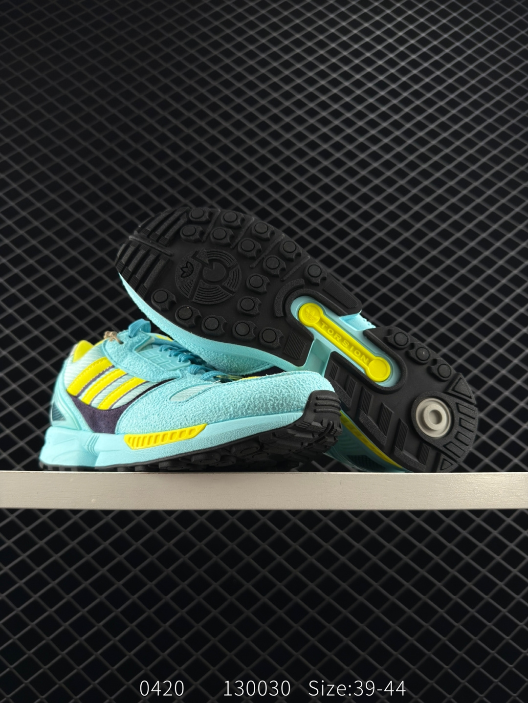 💰210
【新品🔥】阿迪达斯 Adidas ZX 8000 防滑耐磨 减震透气 包裹性 经典复古休闲运动 跑鞋 奶油 这款adidas ZX 8000经典鞋,联手东京品牌Atmos共同打造,以创新跑鞋风格,新鲜演绎经典。鞋面采用进口反毛皮等混搭面料,缀亮色和梭织色彩。含乙烯/乙酸乙烯酯（EVA）中底,旨在伴你舒适完成日常锻炼或探索周边地区。常规型剪裁• 系带设计• 网材和正绒面革鞋面• 乙烯/乙酸乙烯酯（EVA）中底• 橡胶外底

尺码:  39-44
编码:  130030