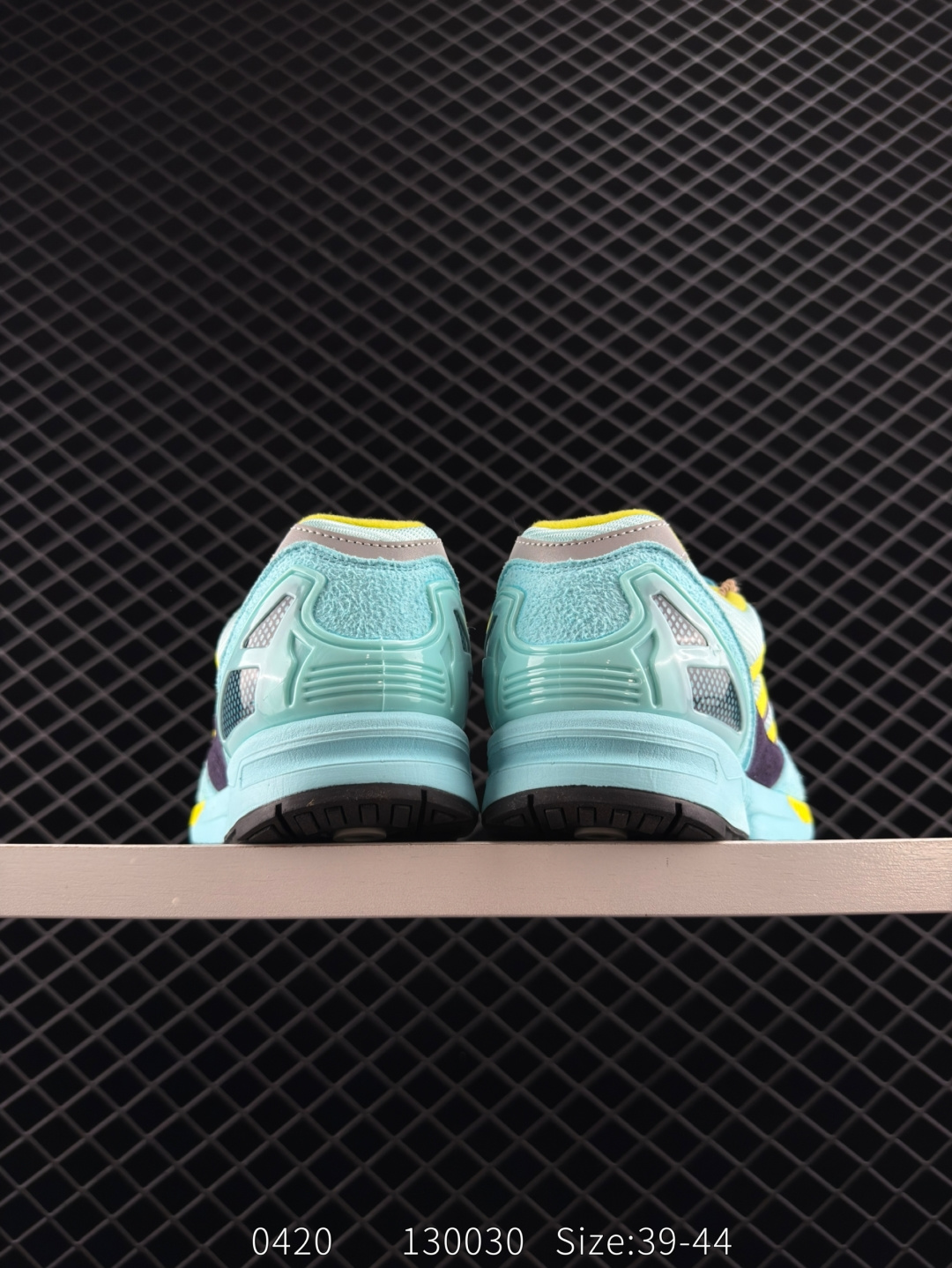 💰210
【新品🔥】阿迪达斯 Adidas ZX 8000 防滑耐磨 减震透气 包裹性 经典复古休闲运动 跑鞋 奶油 这款adidas ZX 8000经典鞋,联手东京品牌Atmos共同打造,以创新跑鞋风格,新鲜演绎经典。鞋面采用进口反毛皮等混搭面料,缀亮色和梭织色彩。含乙烯/乙酸乙烯酯（EVA）中底,旨在伴你舒适完成日常锻炼或探索周边地区。常规型剪裁• 系带设计• 网材和正绒面革鞋面• 乙烯/乙酸乙烯酯（EVA）中底• 橡胶外底

尺码:  39-44
编码:  130030