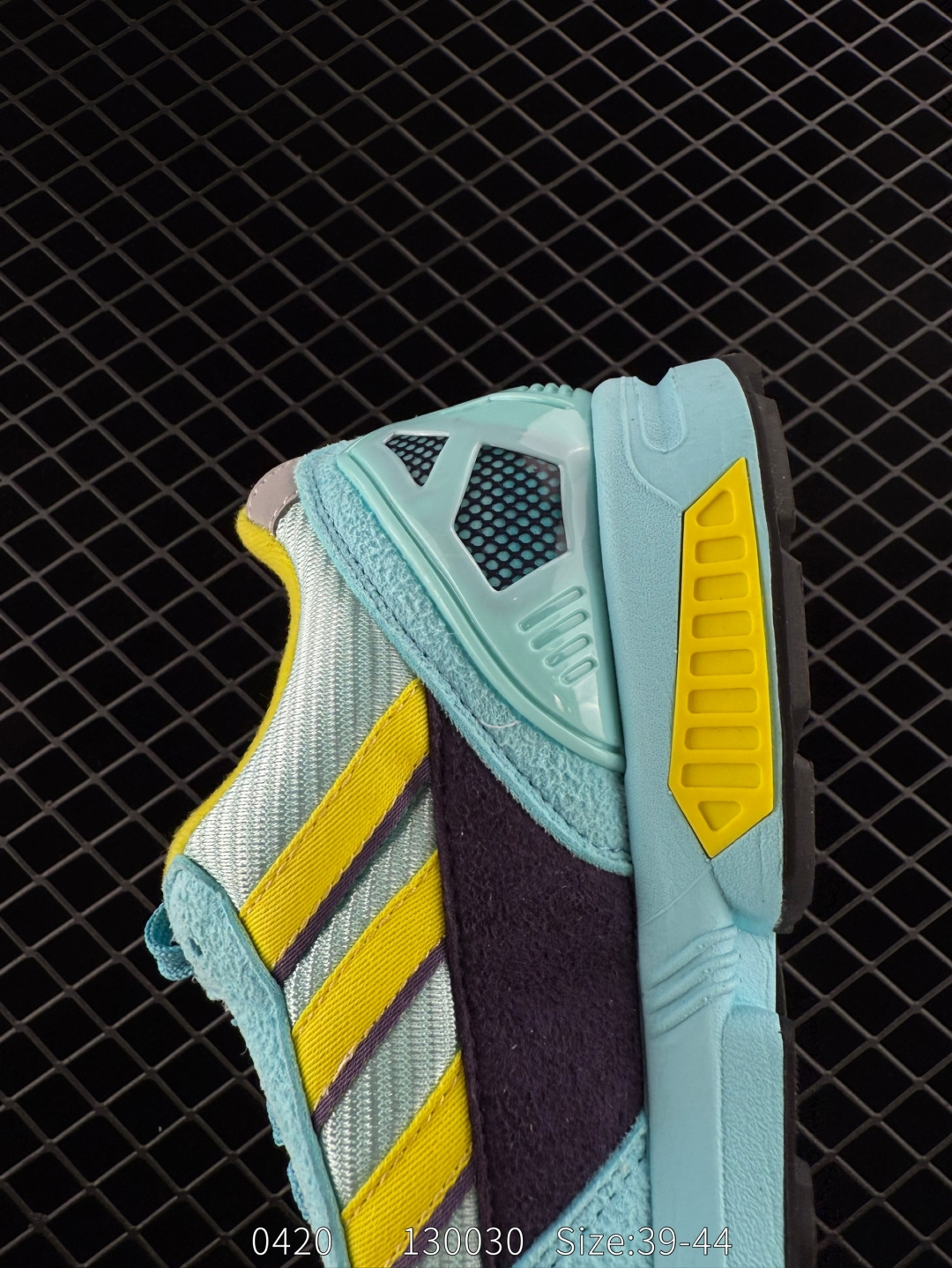 💰210
【新品🔥】阿迪达斯 Adidas ZX 8000 防滑耐磨 减震透气 包裹性 经典复古休闲运动 跑鞋 奶油 这款adidas ZX 8000经典鞋,联手东京品牌Atmos共同打造,以创新跑鞋风格,新鲜演绎经典。鞋面采用进口反毛皮等混搭面料,缀亮色和梭织色彩。含乙烯/乙酸乙烯酯（EVA）中底,旨在伴你舒适完成日常锻炼或探索周边地区。常规型剪裁• 系带设计• 网材和正绒面革鞋面• 乙烯/乙酸乙烯酯（EVA）中底• 橡胶外底

尺码:  39-44
编码:  130030