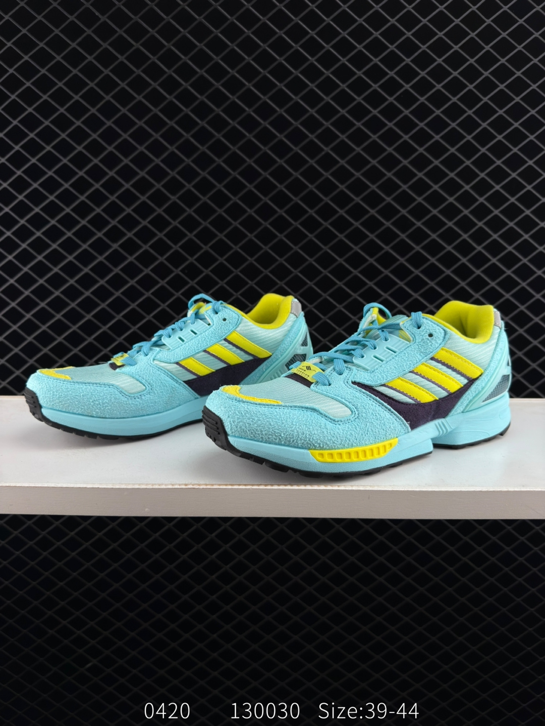 💰210
【新品🔥】阿迪达斯 Adidas ZX 8000 防滑耐磨 减震透气 包裹性 经典复古休闲运动 跑鞋 奶油 这款adidas ZX 8000经典鞋,联手东京品牌Atmos共同打造,以创新跑鞋风格,新鲜演绎经典。鞋面采用进口反毛皮等混搭面料,缀亮色和梭织色彩。含乙烯/乙酸乙烯酯（EVA）中底,旨在伴你舒适完成日常锻炼或探索周边地区。常规型剪裁• 系带设计• 网材和正绒面革鞋面• 乙烯/乙酸乙烯酯（EVA）中底• 橡胶外底

尺码:  39-44
编码:  130030