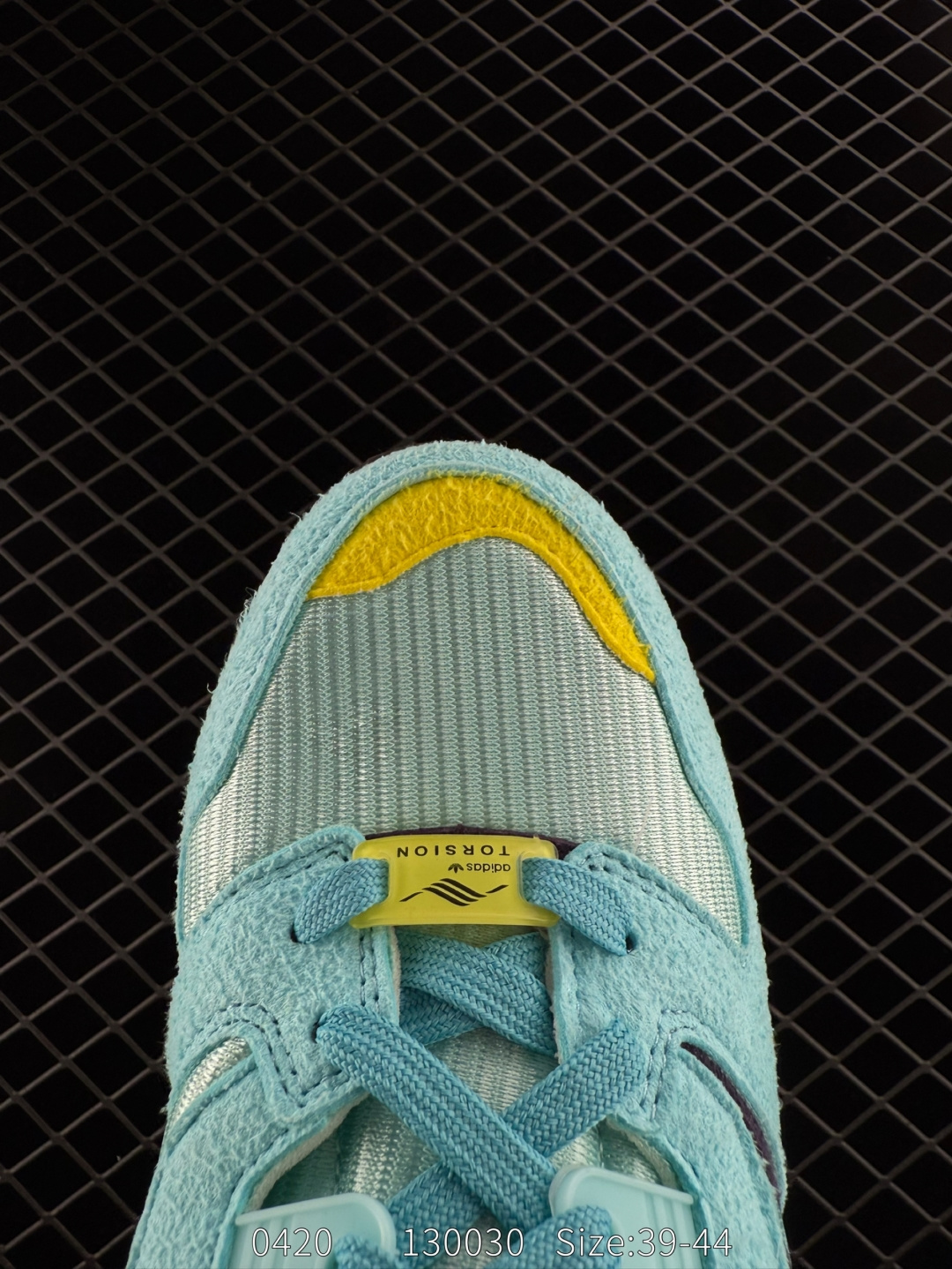 💰210
【新品🔥】阿迪达斯 Adidas ZX 8000 防滑耐磨 减震透气 包裹性 经典复古休闲运动 跑鞋 奶油 这款adidas ZX 8000经典鞋,联手东京品牌Atmos共同打造,以创新跑鞋风格,新鲜演绎经典。鞋面采用进口反毛皮等混搭面料,缀亮色和梭织色彩。含乙烯/乙酸乙烯酯（EVA）中底,旨在伴你舒适完成日常锻炼或探索周边地区。常规型剪裁• 系带设计• 网材和正绒面革鞋面• 乙烯/乙酸乙烯酯（EVA）中底• 橡胶外底

尺码:  39-44
编码:  130030