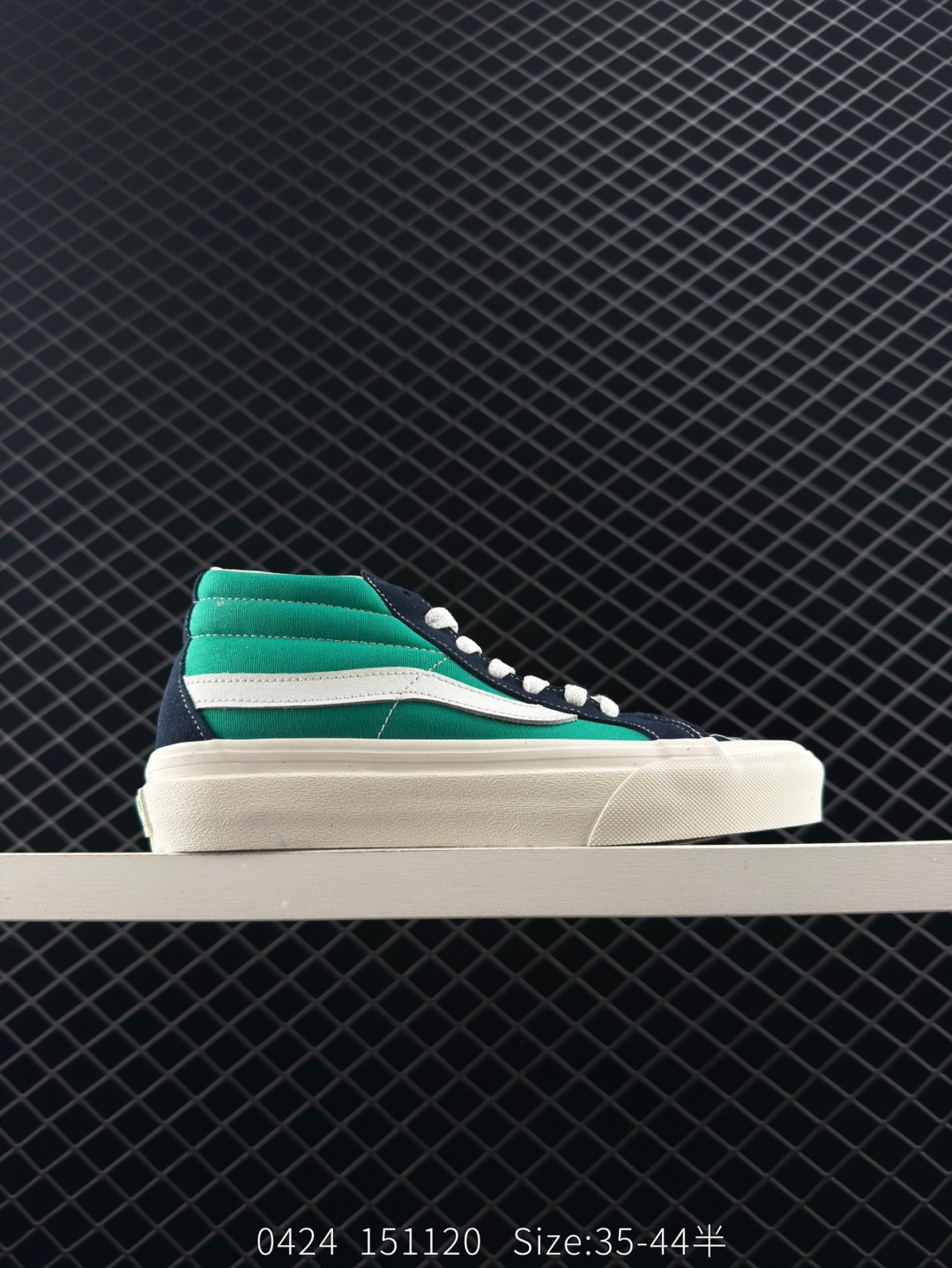 💰220 
万斯 Vans范斯 经典系列 SK8-Mid板鞋 中帮男女新款官方正品！
SIZE：35 36 36.5 37 38 38.5 39 40 40.5 41 42 42.5 43 44
工艺：硫化真标 1:1 原厂DT钢印 带半码 
 编码：151120
Size:35～44硫化半